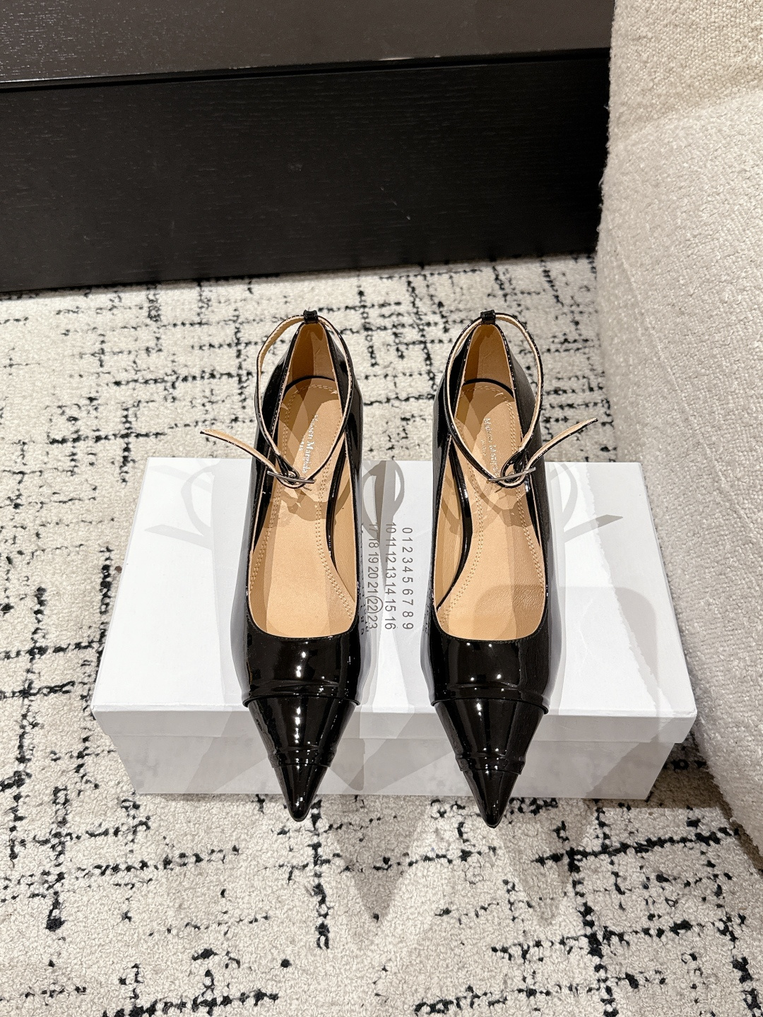 NO:440248,Maison Margiela 25/ Latest Kitten Heel Pointed High Heels Single Shoes A shoe that no women will refuse. The high heels of the Kinkies series are very feminine. It is a kitten heel design left by Pirates for Magiela, which makes the whole shoe more attractive, making the whole shoe more attractive. At the same time, the design of pointed shoes will also make the whole shoe stronger and more powerful. This pair of shoes combines the softness and perseverance of women, and is recognizable and comfortable to wear, because the texture of leather is soft and skin-friendly and gives people a lazy and elegant feeling, and it also has a fashionable atmosphere. It is very suitable for women to wear, especially avant-garde and fashionable women who love beauty. Fabric: Original ox patent leather Inner: sheepskin lining Heel height: 5.5cm Sole: genuine leather outsole Size:  35-40 (40 custom made without return or exchange), high heels, single shoes, masion margiela, high heels, sheepskin, Leather soles19860909Maison Margiela马吉拉25/ 最新 小猫跟尖头 高跟鞋 单鞋 一款所有女性都不会拒绝的鞋,kinkies系列的高跟鞋非常具有女性的魅力,是海盗爷为马吉拉留下的一款小猫跟的设计,让整个鞋履更加凸显女性的俏皮与柔美,同时尖尖鞋的设计也会让整个鞋变得强势有力量,这双鞋履将女性的柔美和坚毅结合起来,具有辨识度的同时也上脚非常舒适,因为是皮革的质感柔软且亲肤上脚之后给人一种慵懒优雅的感觉,同时兼具时尚气息,非常适合女性穿着特别是前卫时尚爱美的女性 面料: 原版牛漆皮 内里: 羊皮里 跟高: 5.5cm 鞋底: 真皮大底 Size: 35-40（40定做不退换）,高跟鞋单鞋,masion margiela,high heels,sheepskin,Leather soles,Women's Shoes