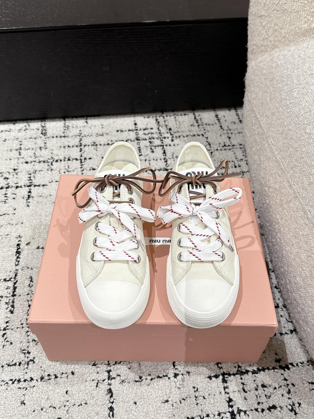 NO:448934,MIU MIU 25/ Washed denim canvas leather, round toe lace up, low top canvas shoes, a popular canvas shoes that are good-looking, a must-have style, a ~ old fashioned, simple and high-end, very comfortable to match with on your feet, a must-have for the year!  The latest sports white shoes in early spring are popular with domestic and foreign bloggers. The small red book grass planting series, retro and fashionable, beautiful and simple sports shoe design, and highly recognizable shoelaces to create a Buddhist sweet casual style~~ The aura of the foot is very casual. Fabric: Use original canvas/cowhide. Inner: Canvas lining: Original rubber sole Size: #35-40 (40 custom made without return and exchange), casual shoes/sports shoes, miumiu, sneakers, cowhide19860909MIU MIU缪缪 25/ 水洗牛仔布 帆布 皮面 圆头系带 低帮 帆布鞋 颜值担当火爆款帆布鞋 不得不入的一款～做旧时尚,简约高级 随意搭配上脚非常舒适,年度必入款！早春最新走秀款运动小白鞋国内外博主刷爆的一款,小红书种草系列,复古又时髦上脚美炸了简约的运动板鞋设计,极具辨识度的鞋带 打造佛系甜美的休闲风~~上脚气场十足随意搭配 面料: 选用原版帆布/牛皮 内里: 帆布里 大地: 原版橡胶底 Size: #35-40（40定做不退换）,休闲鞋/运动鞋,miumiu,sneakers,cowhide,Women's Shoes