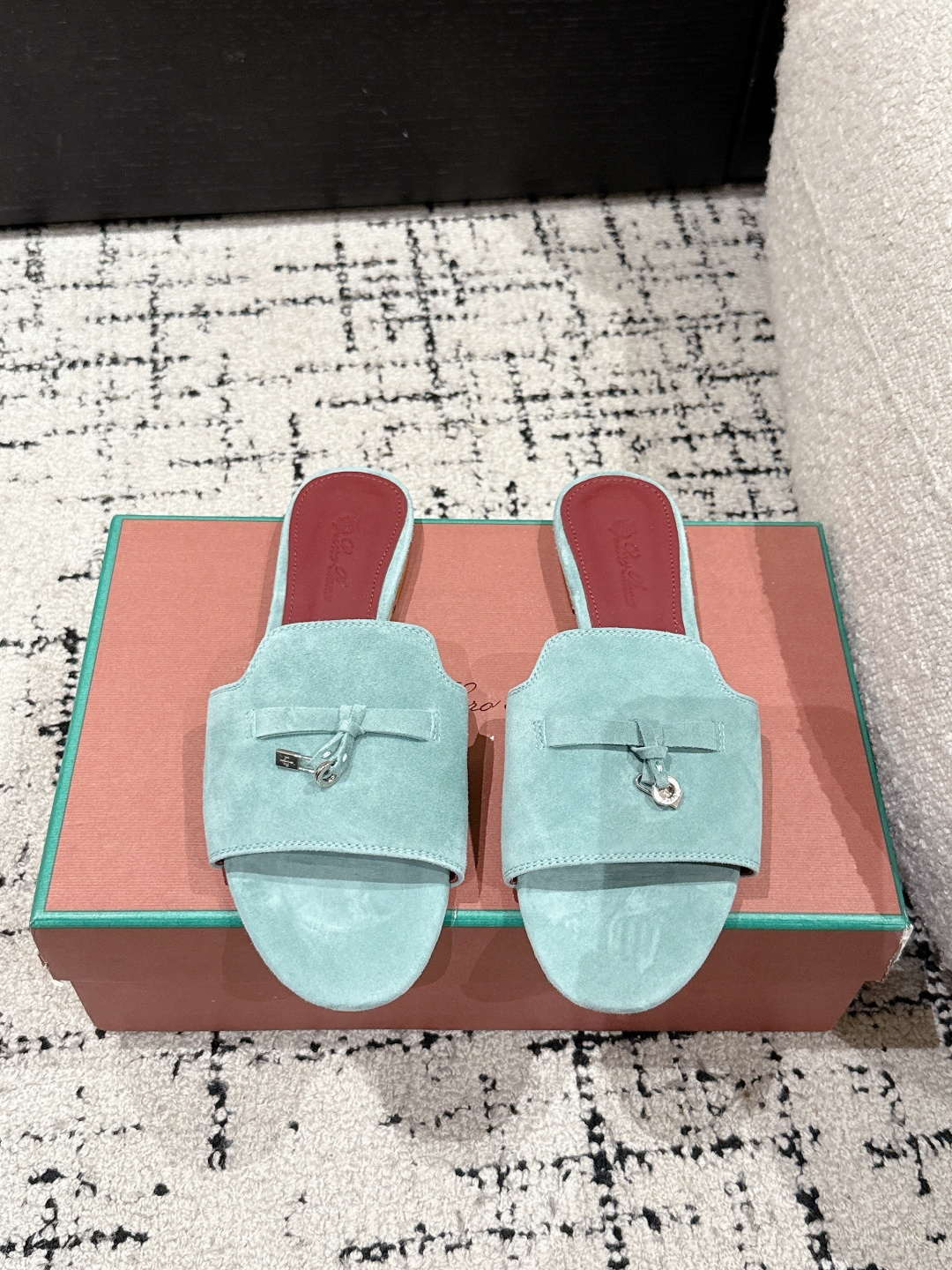 NO:254586,#Top version LoroPiana LP 55/ Spring and summer flat heels Lock tassels Lady's sandals New colors over the summer!  ——It is both casual and fashionable, and it can reveal quality and comfort without any intention!  Lock-tag fringed sandals are captured by its charm and fall in love with them every minute. Material Imported Yangjing footbed Imported sheepskin Outsole Genuine leather outsole Size #35-41 (40.41 custom-made non-return and exchange), slippers, loro piana, loro piana, slippers, sheepskin, sheep, Leather soles19860909#顶级版本 LoroPiana LP 55/ 春夏 平跟 锁扣流苏 贵妇凉拖 新色过彩色的夏天！ ——既休闲又时髦,又能毫不刻意地透露出品质与舒适！锁扣流苏凉拖鞋上脚就被它的魅力俘获,分分钟爱上 材质 进口羊京 垫脚 进口羊皮 大底 真皮大底 Size #35-41（40.41定制不退换）,拖鞋,loro piana,loro piana,slippers,sheepskin,sheep,Leather soles,Women's Shoes