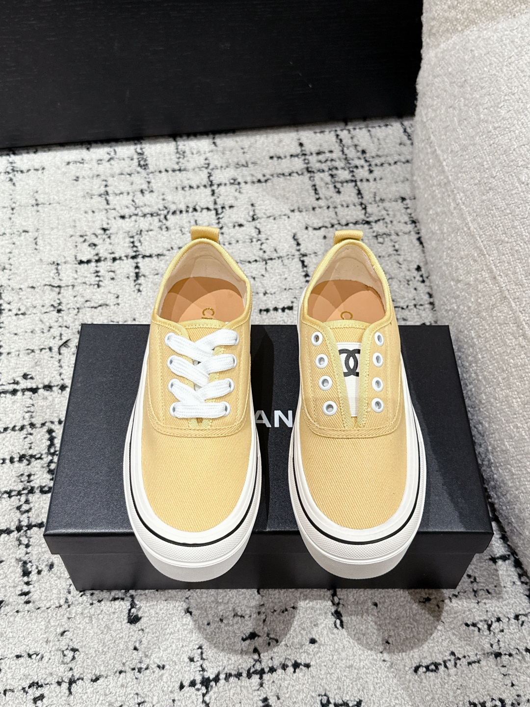 NO:250965,#Aircraft Box Top Version Chanel 25/ Spring and Summer Latest Style Retro Thick-soled Canvas C Home Another super hit version of the counter, the love of internet celebrity bloggers and ladies, various praises from social platforms, popular super high texture and breathable super spring and summer, seeing this issue can always evoke the girl's inner demands for fashion Latest suede material Classic black and white color scheme Full of fashionable feeling on the feet Easy to manage Exquisite packaging of the delivery counter Fabric: Original custom imported cowhide material Inner original custom breathable net Sole original open mold TPU anti-slip sole Sole 3.5CM thick sole Size: #35-40 (40 custom made no return or exchange), casual shoes/sports shoes, chanel, chanel, chanel, chanel, chanel, chanel, sneakers, cowhide, chamois  leather19860909#飞机盒 顶级版本 Chanel香奈儿 25/ 春夏最新款 复古 厚底帆布 饼干 休闲鞋 C家 专柜又一超级大爆款,网红博主小姐姐们的挚爱,社交平台的各种夸赞,人气超高质感透气超级春夏,看到这期总能唤起少女内心对时髦的诉求 最新麂皮材质 经典黑白配色 上脚时髦感十足 容易打理 配送专柜精美包装 面料:原版定制进口牛皮材质 内里原版定制透气网里 鞋底原版开模TPU防滑大底 底厚3.5CM Size: #35-40(40订做不退换),休闲鞋/运动鞋,chanel,chanel,chanel,sneakers,cowhide,chamois leather,Women's Shoes