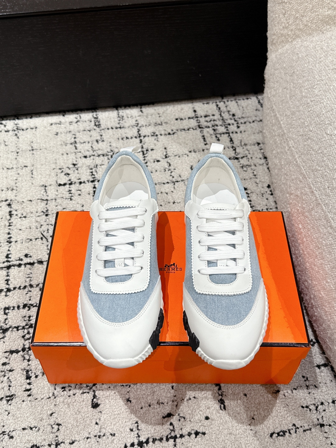 NO:248152,#Top version Couple model Hermes 25/ Bouncing Couple Sports Casual Shoes Hermes' most comfortable shoes, no one, they are very light and huge and beautiful, they won't be tired of walking around shopping and will feel good, they are very beautiful and versatile clothes, very light and comfortable, extremely light and easy, both sports and casual, and they feel great!  Fabric: imported cowhide   knitted Inner: imported silk sheepskin for imported insoles Outsole: seamless combination of IP   TPU (multi-color letters) German technology irradiation machine Size: #35-46 (for women 40.41 men 45.46 customized) Top quality, synchronous full set of packaging, casual shoes/sports shoes, hermes, hermes, sneakers, cowhide, sheepskin19860909#顶级版本 情侣款 Hermes 爱马仕 25/ Bouncing 情侣 运动 休闲鞋 爱马仕最舒服的鞋,没有之1,上脚特轻又巨好看,逛街暴走都不会累牛皮 针织 手感很好,很漂亮了也很百搭衣服,很轻便舒适 轻盈无比 运动休闲两不误 踩感超棒！ 面料:进口牛皮 针织 内里:进口内里鞋垫专用丝绸羊皮 大底:采用IP TPU(多色字母)德国技术照射机无缝组合 Size:#35-46(女40.41男45.46定做) 顶级精品 同步全套包装,休闲鞋/运动鞋,hermes,hermes,sneakers,cowhide,sheepskin,Women's Shoes