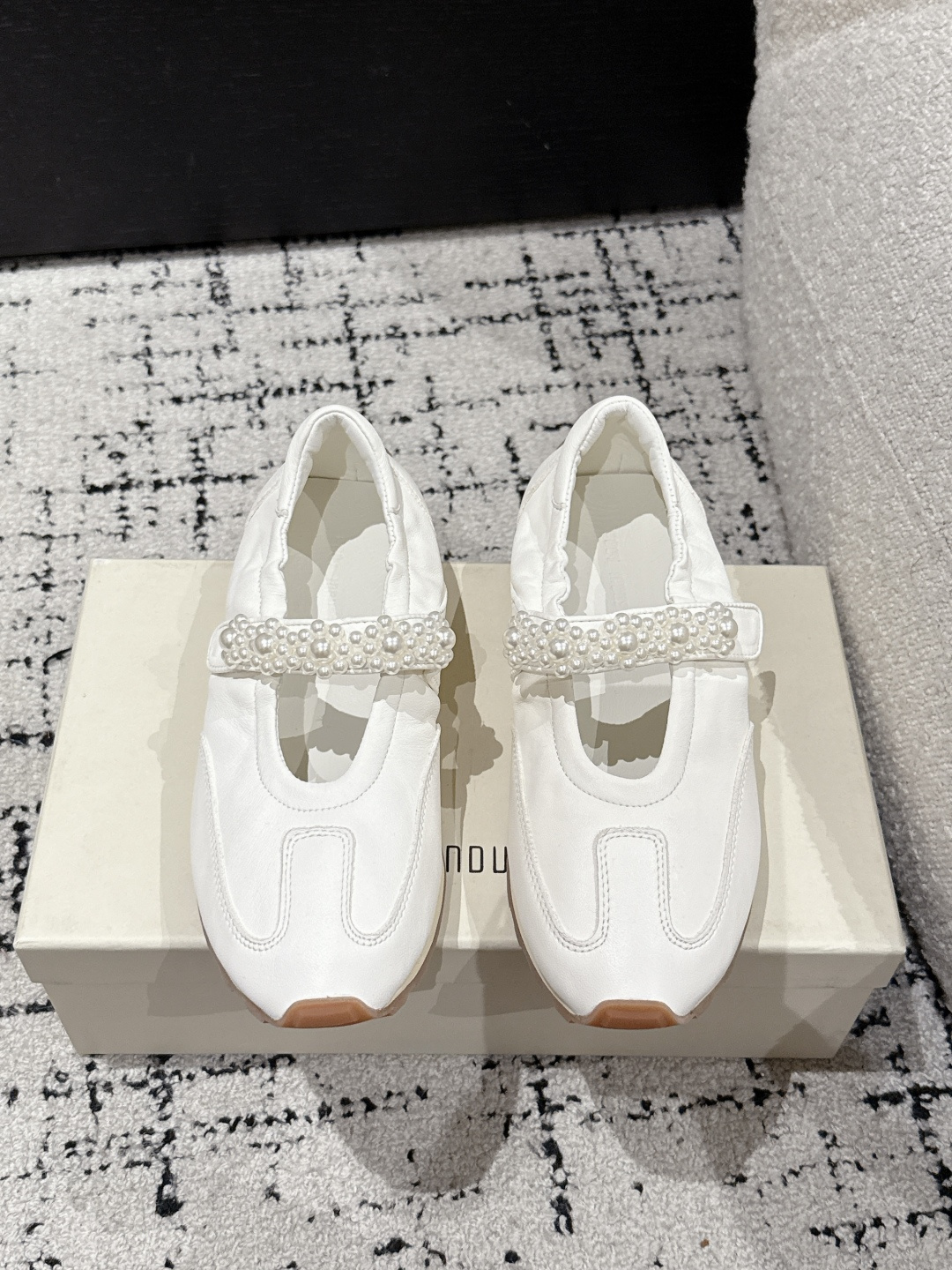 NO:250983,FOOT INDUSTRY trendy brand 25/Latest Retro Pearl Mary Jane Casual Sports Shoes Cleverly combine the comfort and beauty of retro jogging shoes with the girlish aesthetics of Mary Jane Shoes. The upper is made of high-quality skin-friendly cowhide, which perfectly fits the foot with the curves, bringing a light and soft wearing experience. The edges of the upper are embellished with pearl decorations, and the shiny luster outlines the elegant lines, giving the shoe a timeless and exquisite beauty. The upper is original cowhide lining: original sheepskin, open-mould rubber sole, Size#35-40 (40 custom-made, non-return and exchange), casual shoes/sports shoes, mary jane, sneakers, cowhide, sheepskin19860909FOOT INDUSTRY潮牌 25/最新 复古 珍珠玛丽珍 休闲 运动鞋 将复古慢跑鞋的舒适 性与玛丽珍鞋的少女美学巧妙结合. 选用高品质亲肤牛皮制作鞋面,细腻触感完美贴合足部 曲线,带来轻盈柔软的穿着体验.鞋面边缘点缀仿珍珠装饰,莹润光泽勾勒出优雅线条,赋予鞋款永恒而精致的美感. 鞋面原版牛皮 内里: 原版羊皮 大底开模橡胶大底 Size#35-40（40定制不退换),休闲鞋/运动鞋,mary jane,sneakers,cowhide,sheepskin,Women's Shoes