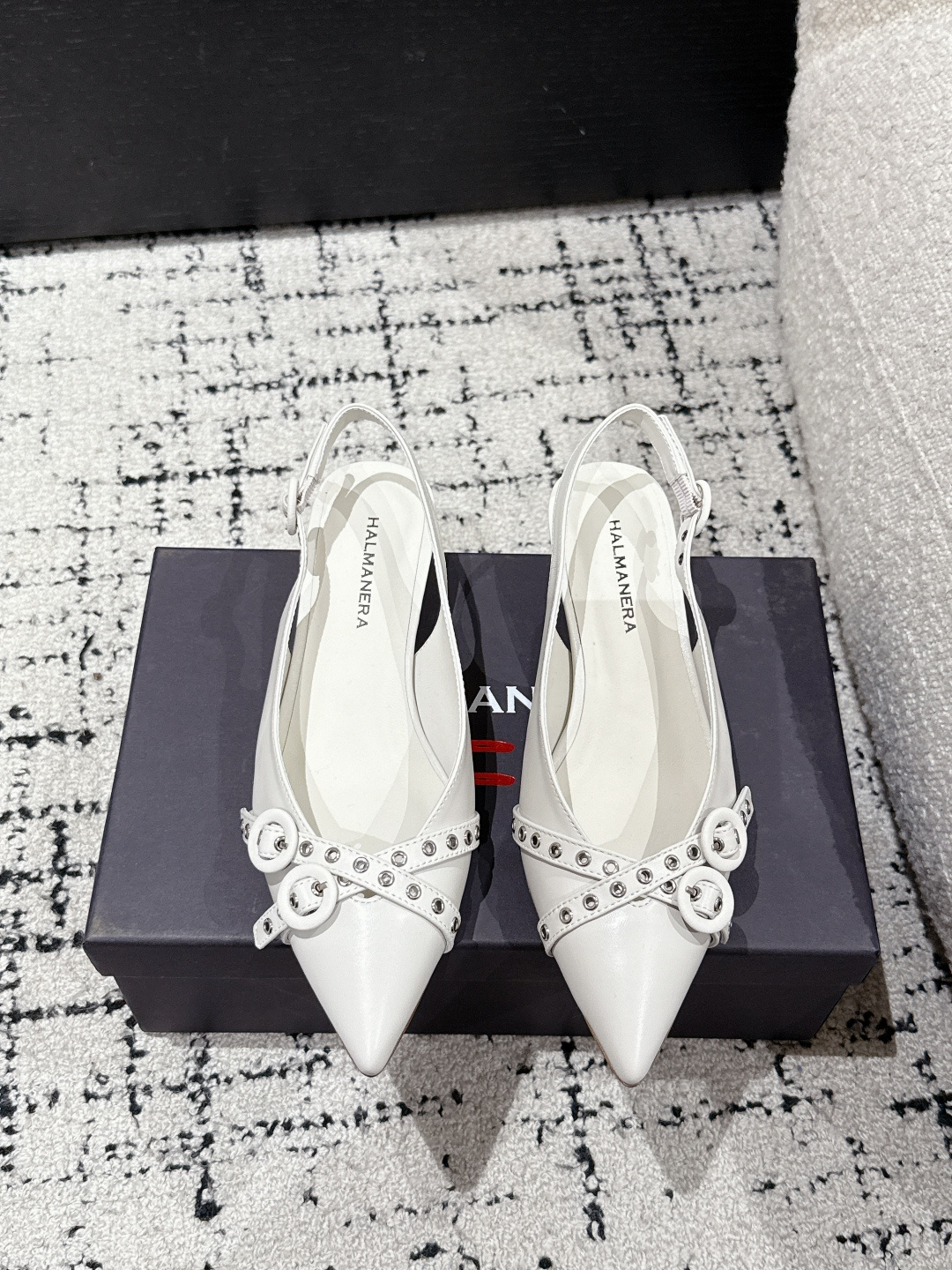 NO:448997,HALMANERA 25/ Spring and summer new cat heel pointed toe buckle hollow sandals Super comfortable sandals!  The stylish and stylish taste of people with little thought to take off as soon as they get on!  The work is exquisite, both in terms of craftsmanship and comfort, and it is a superb one!  The work is exquisite, both in style and comfort, and it is a superb one!  Upper: Mixed-bred sheepskin Inner: Sheepskin Outsole: Italian imported genuine leather outsole Heel height: 3.5cm Size: #35-40 (40 custom made without return or exchange), sandals, sandals, sheepskin, Leather soles19860909HALMANERA 25/ 春夏新款猫跟尖头扣带后空凉鞋 超级舒服的一款凉鞋！个性十足的潮味、让人一上脚就基本没有想脱下来的节奏！精工细作,无论是工艺上的还是舒适度,都是超级棒的一款！精工细作,无论是款式还是舒适度,都是超级棒的一款！ 鞋面: 混种羊皮 内里: 羊皮 大底: 意大利进口真皮大底 跟高: 3.5cm Size: #35-40（40定做不退换）,凉鞋,sandals,sheepskin,Leather soles,Women's Shoes