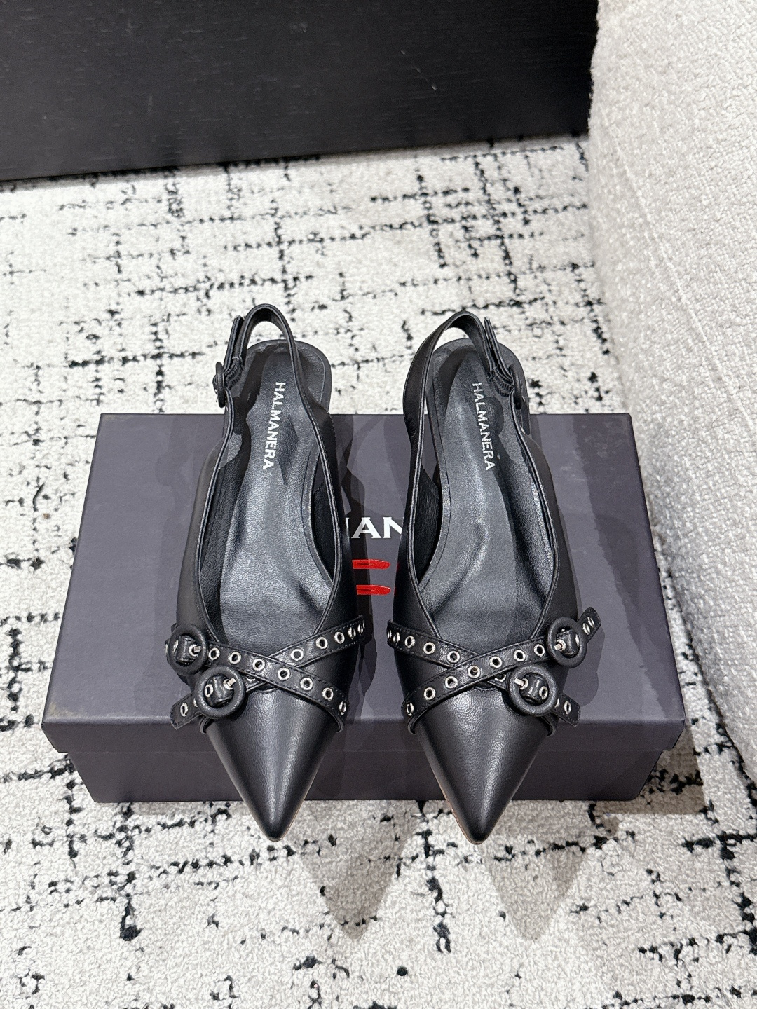 NO:250924,HALMANERA 25/ Spring and summer new cat heel pointed toe buckle hollow sandals Super comfortable sandals!  The stylish and stylish taste of people with little thought to take off as soon as they get on!  The work is exquisite, both in terms of craftsmanship and comfort, and it is a superb one!  The work is exquisite, both in style and comfort, and it is a superb one!  Upper: Mixed-bred sheepskin Inner: Sheepskin Outsole: Italian imported genuine leather outsole Heel height: 3.5cm Size: #35-40 (40 custom made without return or exchange), sandals, sandals, sheepskin, Leather soles19860909HALMANERA 25/ 春夏新款猫跟尖头扣带后空凉鞋 超级舒服的一款凉鞋！个性十足的潮味、让人一上脚就基本没有想脱下来的节奏！精工细作,无论是工艺上的还是舒适度,都是超级棒的一款！精工细作,无论是款式还是舒适度,都是超级棒的一款！ 鞋面: 混种羊皮 内里: 羊皮 大底: 意大利进口真皮大底 跟高: 3.5cm Size: #35-40（40定做不退换）,凉鞋,sandals,sheepskin,Leather soles,Women's Shoes