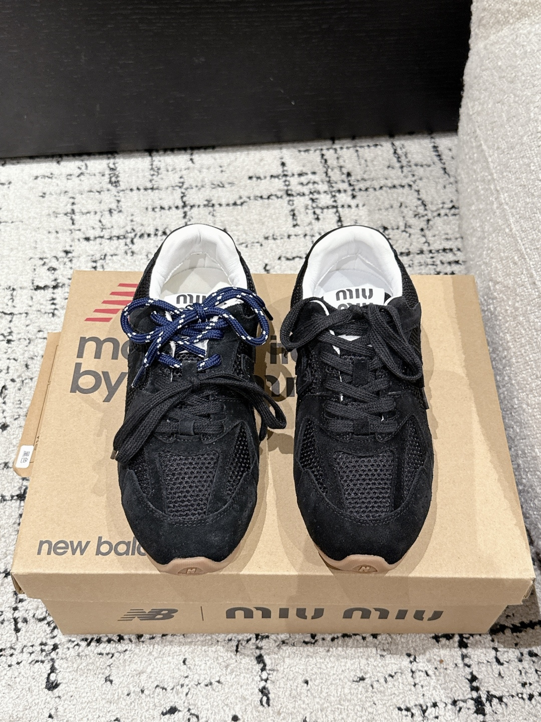 NO:449045,Men's #couple model Top version MIU MIUNEW BALANCE 530 Miao Miao丨Neubalun co-branded 25/ Spring and summer series retro couple sneakers Original purchase and development Made goods Quality upgrade This model has been blown up online!  Super retro is in my heart, we will see you in spring and summer!  Go for a trip together!  The trend elements of the new season are presented in the style of two-color shoelaces - appropriate 'sloppy' is a casual and fashionable attitude, washing, wear, suede and leather marks, exaggeratingly expressing the passage of time, conveying the concepts that once used to be loved by the moment, and collide with diverse convergences, conveying modern style!  Upper: Suede splicing breathable mesh Shoe laces: Double lace design Spare shoe laces Inner: Original sheepskin lining Outsole: Original open mold outsole Size: #women 35-40 men 40-44 (women 40 custom made without return or exchange), casual shoes/sports shoes, miumiu, sneakers, sheepskin, chamois leather19860909男 #情侣款 顶级版本 MIU MIUNEW BALANCE 530 缪缪丨纽巴伦联名25/ 春夏系列复古 情侣运动鞋 原版购入开发 做货 品质升级 网上已经吹爆了这个款！超级复古到心里了吧 我们春夏见！一起去踏青！ 以双色鞋带样式呈现新季的潮流要素-适当“邋遢”就是随性而为的时髦态度,洗涤、磨损、麂皮与皮革的印记,夸张地表达时光的流逝,传递曾经使用与此刻挚爱的概念,多元对撞,传达现代风格！ 鞋面: 麂皮拼接透气网 鞋带: 双鞋带设计 备用鞋带 内里: 原版羊皮里 大底: 原版开模大底 Size: #女35-40男40-44（女40定做不退换）,休闲鞋/运动鞋,miumiu,sneakers,sheepskin,chamois leather,Women's Shoes