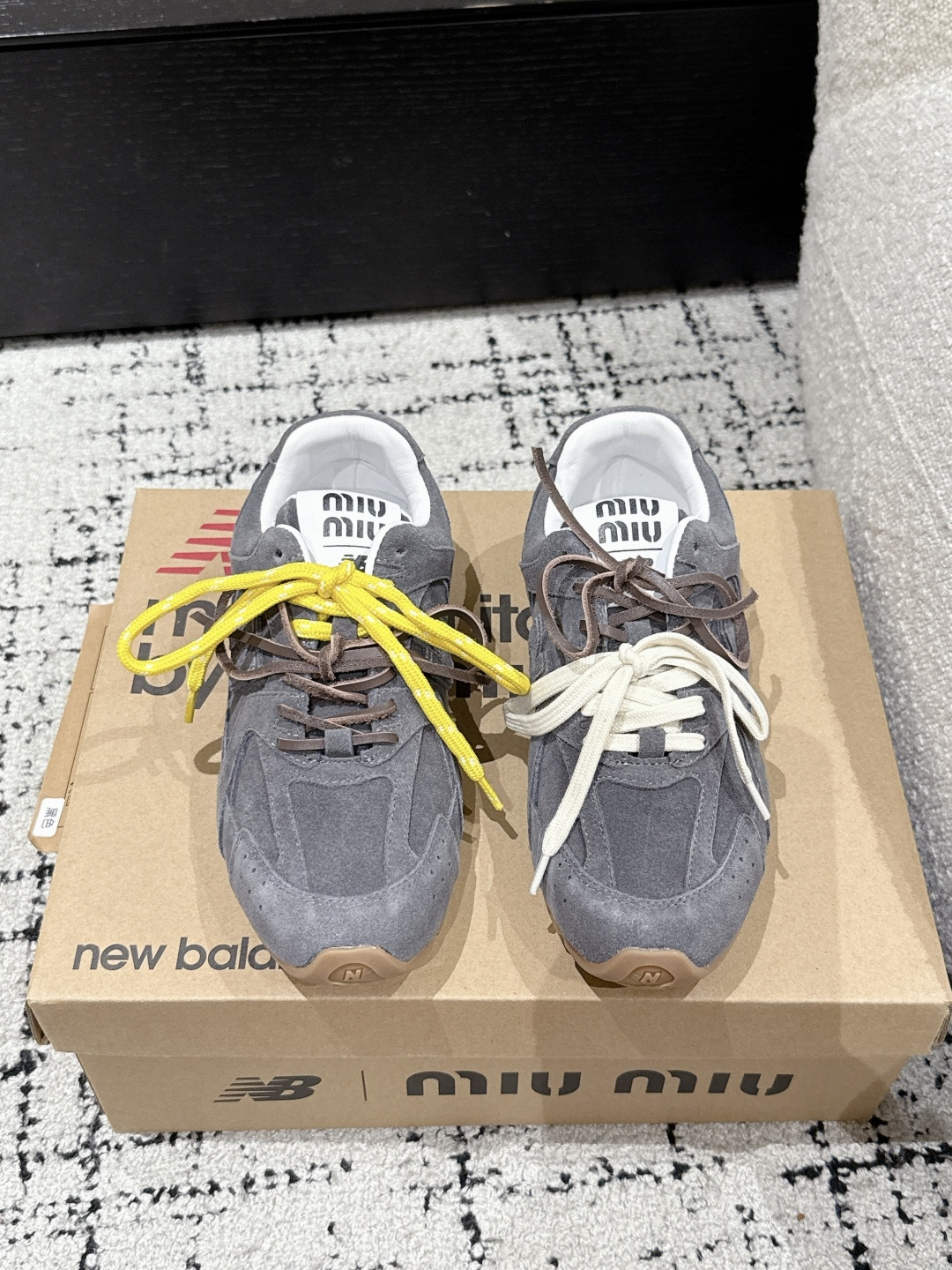NO:449049,Men's #couple model Top version MIU MIUNEW BALANCE 530 Miao Miao丨Neubalun co-branded 25/ Spring and summer series retro couple sneakers Original purchase and development Made goods Quality upgrade This model has been blown up online!  Super retro is in my heart, we will see you in spring and summer!  Go for a trip together!  The trend elements of the new season are presented in the style of two-color shoelaces - appropriate 'sloppy' is a casual and fashionable attitude, washing, wear, suede and leather marks, exaggeratingly expressing the passage of time, conveying the concepts that once used to be loved by the moment, and collide with diverse convergences, conveying modern style!  Upper: Original suede splicing Shoe laces: Double lace design Spare laces Inner: Original sheepskin lining Outsole: Original open mold outsole Size: #women 35-40 men 40-44 (women 40 custom made without return or exchange), casual shoes/sports shoes, miumiu, sneakers, sheepskin, chamois leather19860909男 #情侣款 顶级版本 MIU MIUNEW BALANCE 530 缪缪丨纽巴伦联名25/ 春夏系列复古 情侣运动鞋 原版购入开发 做货 品质升级 网上已经吹爆了这个款！超级复古到心里了吧 我们春夏见！一起去踏青！ 以双色鞋带样式呈现新季的潮流要素-适当“邋遢”就是随性而为的时髦态度,洗涤、磨损、麂皮与皮革的印记,夸张地表达时光的流逝,传递曾经使用与此刻挚爱的概念,多元对撞,传达现代风格！ 鞋面: 原版麂皮拼接 鞋带: 双鞋带设计 备用鞋带 内里: 原版羊皮里 大底: 原版开模大底 Size: #女35-40男40-44（女40定做不退换）,休闲鞋/运动鞋,miumiu,sneakers,sheepskin,chamois leather,Women's Shoes