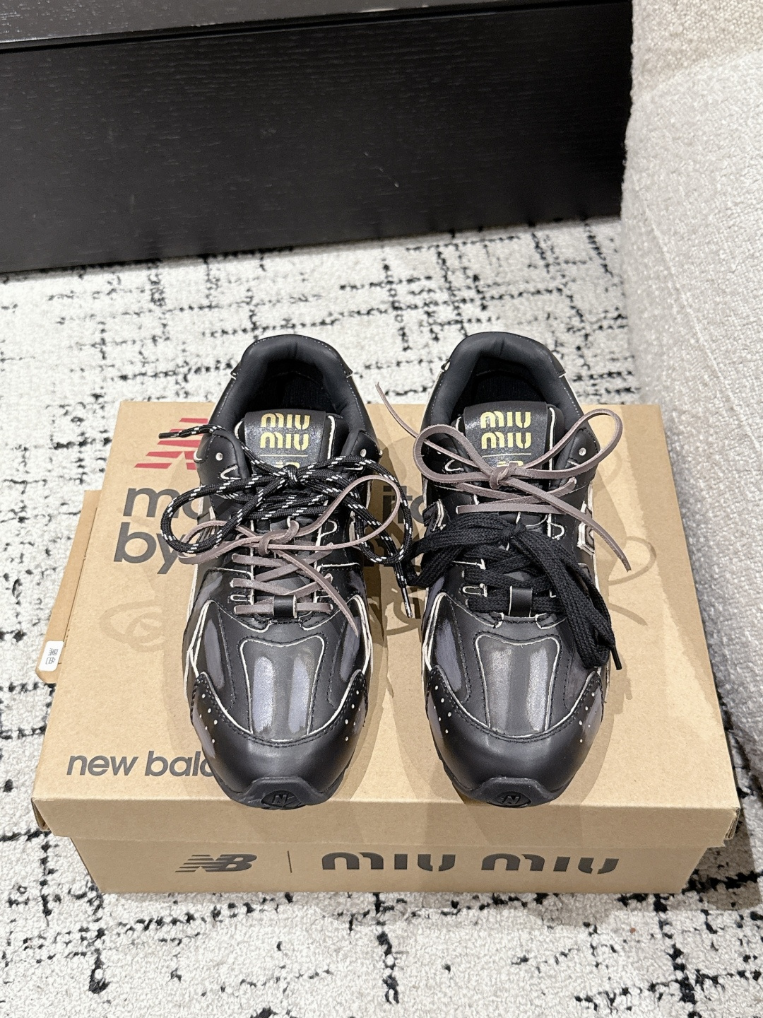 NO:449054,Men's #couple model Top version MIU MIUNEW BALANCE 530 Miao Miao丨Neubalun co-branded 25/ Spring and summer series retro couple sneakers Original purchase and development Made goods Quality upgrade This model has been blown up online!  Super retro is in my heart, we will see you in spring and summer!  Go for a trip together!  The trend elements of the new season are presented in the style of two-color shoelaces - appropriate 'sloppy' is a casual and fashionable attitude, washing, wear, suede and leather marks, exaggeratingly expressing the passage of time, conveying the concepts that once used to be loved by the moment, and collide with diverse convergences, conveying modern style!  Upper: Original top layer cowhide Shoe laces: Double lace design Spare laces Inner: Original sheepskin lining Outsole: Original open mold outsole Size: #women 35-40 men 40-44 (women 40 custom made without return or exchange), casual shoes/sports shoes, miumiu, sneakers, cowhide, sheepskin, chamois leather19860909男 #情侣款 顶级版本 MIU MIUNEW BALANCE 530 缪缪丨纽巴伦联名25/ 春夏系列复古 情侣运动鞋 原版购入开发 做货 品质升级 网上已经吹爆了这个款！超级复古到心里了吧 我们春夏见！一起去踏青！ 以双色鞋带样式呈现新季的潮流要素-适当“邋遢”就是随性而为的时髦态度,洗涤、磨损、麂皮与皮革的印记,夸张地表达时光的流逝,传递曾经使用与此刻挚爱的概念,多元对撞,传达现代风格！ 鞋面: 原版头层牛皮 鞋带: 双鞋带设计 备用鞋带 内里: 原版羊皮里 大底: 原版开模大底 Size: #女35-40男40-44（女40定做不退换）,休闲鞋/运动鞋,miumiu,sneakers,cowhide,sheepskin,chamois leather,Women's Shoes