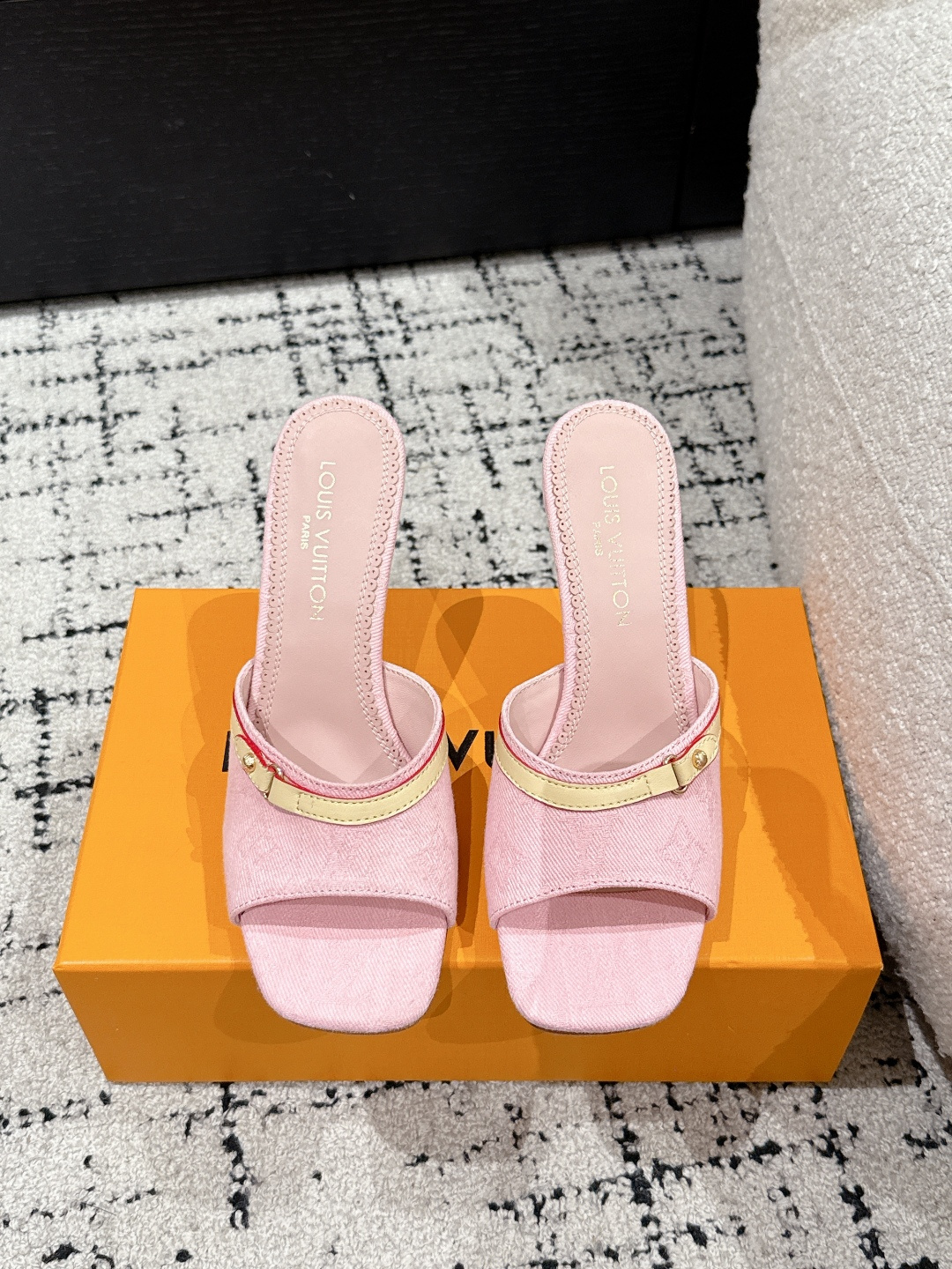 NO:263919,Takashi Murakami x LOUIS VUITTON 25/6AM Square toe open toe, high heels, flip-flops It is hard not to doubt whether it was borrowed from the Tang Sancai of the Tang Dynasty as the basis and innovated into the classic LV logo, using colors and large-area base color of the upper as a comparison, creating the white three-color or black three-color element style of the upper, creating another classic style!  Super beautiful!  Unspeakable fashion!  Daily versatility is no problem, and it has the significance of changes and development of the times!  Kittens are super easy to wear, and the summer atmosphere is full of!  Original custom fabric, inner li nigger, outsole, imported from Italy, genuine leather outsole, heel height: 7.6cm Size#35-41 (40.41 custom, non-return, exchange), high heels, slippers, louis vuitton, louis vuitton, high heels, slippers, Leather soles19860909村上隆/Takashi Murakami x LOUIS VUITTON 25/6AM 方头露趾 高跟 一字拖 很难不怀疑是不是借鉴了唐朝的唐三彩作为基础,创新成lv经典标志logo,采用彩色以及鞋面的大面积底色作为对比,创造出鞋面的白三彩或者是黑三彩元素风格,成就了又一个经典款！上脚超级美腻！说不出来的时尚！日常百搭不在话下,而且很有时代的变迁发展的意义！小猫跟超级好穿,上脚满满的夏日氛围！ 材质原版定制面料 内里牛里 大底意大利进口真皮大底 跟高: 7.6cm Size#35-41（40.41定制不退换),高跟鞋拖鞋,louis vuitton,louis vuitton,high heels,slippers,Leather soles,Women's Shoes