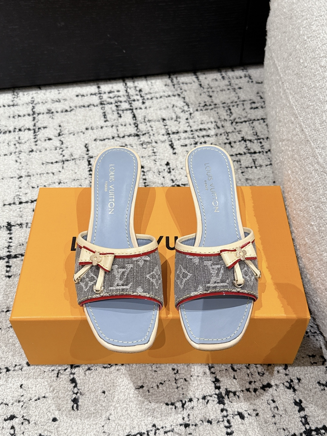 NO:263908,Takashi Murakami x LOUIS VUITTON 25/6AM Bow buckle, square toe, high heels, flip-flops It is hard not to doubt whether it was borrowed from the Tang Sancai of the Tang Dynasty as the basis and innovated into the classic LV logo, using colors and large-area base color of the upper as a comparison, creating the white three-color or black three-color element style of the upper, creating another classic style!  Super beautiful!  Unspeakable fashion!  Daily versatility is no problem, and it has the significance of changes and development of the times!  Kittens are super easy to wear, and the summer atmosphere is full of!  Material original custom fabric, inner nigger, outsole, imported from Italy, genuine leather outsole, heel height: 5cm Size#35-41 (40.41 custom, non-return, exchange), high heels, slippers, louis vuitton, louis vuitton, high heels, slippers, Leather soles19860909村上隆/Takashi Murakami x LOUIS VUITTON 25/6AM 蝴蝶结扣饰 方头露趾 高跟 一字拖 很难不怀疑是不是借鉴了唐朝的唐三彩作为基础,创新成lv经典标志logo,采用彩色以及鞋面的大面积底色作为对比,创造出鞋面的白三彩或者是黑三彩元素风格,成就了又一个经典款！上脚超级美腻！说不出来的时尚！日常百搭不在话下,而且很有时代的变迁发展的意义！小猫跟超级好穿,上脚满满的夏日氛围！ 材质原版定制面料 内里牛里 大底意大利进口真皮大底 跟高: 5cm Size#35-41（40.41定制不退换),高跟鞋拖鞋,louis vuitton,louis vuitton,high heels,slippers,Leather soles,Women's Shoes