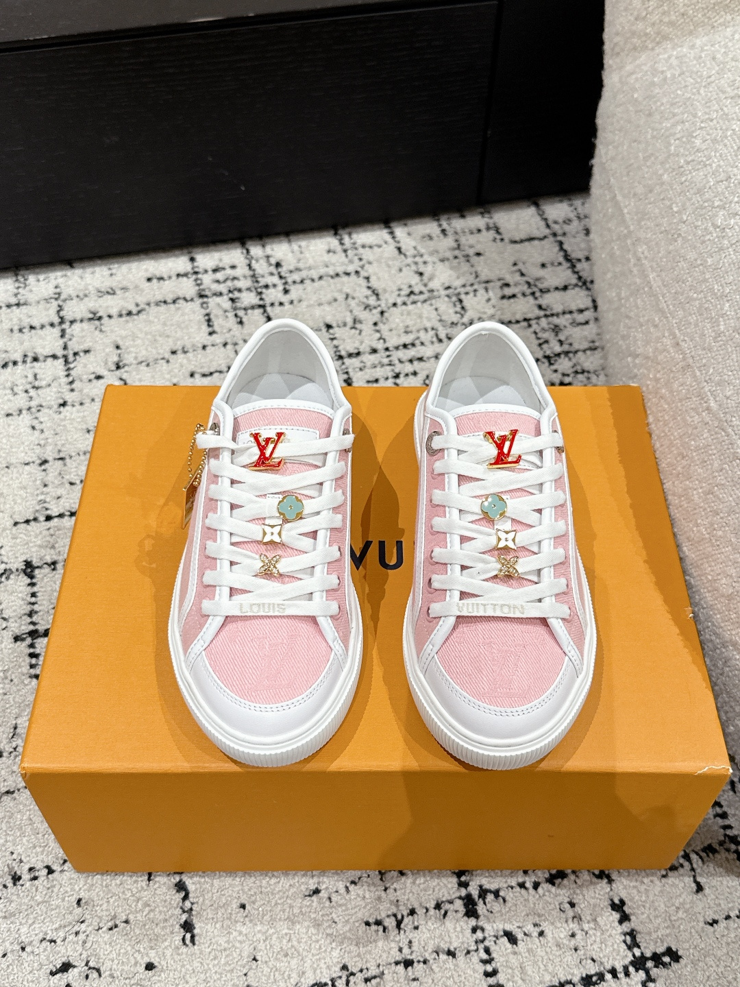 NO:254596,Lv Louis Vuitton Donkey Brand 25/ Spring and Summer New Canvas Casual Shoes Original Purchase and Development Materials and craftsmanship The classic design injected with a retro atmosphere. The leather trim is seen with Louis Vuitton logo, and the inscription eyelets, laces and shoelaces show exquisiteness. Upper: Original custom imported denim/cowhide fabric. Inner: Cowhide footbed imported canvas Sole: Original open mold tpu outsole Size#35-45 (for women 40. men 45 custom-made without return), casual shoes/sports shoes, louis vuitton, louis vuitton, louis vuitton, louis vuitton, sneakers, cowhide19860909Lv路易威登 驴牌 25/ 春夏新款 帆布 休闲鞋 原版购入开发 材料工艺一致 经典设计注入复古气息.皮革饰边跃现路易威登标识,铭纹孔眼、镶边和鞋带彰显考究细 鞋面: 原版订制进口牛仔布/牛皮面料 内里: 牛皮里垫脚进口帆布 鞋底: 原版开模tpu大底 Size#35-45（女40.男45定做不退换）,休闲鞋/运动鞋,louis vuitton,louis vuitton,louis vuitton,sneakers,cowhide,Women's Shoes