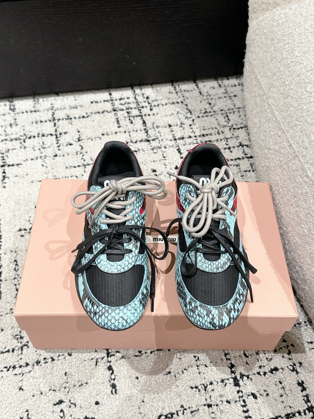 NO:440269,MIU MIU 25/ Spring and summer new Gymnasium series Suede Lace Low Top German Training Life Casual Shoes Show craftsmanship comes from the details of the Miu Miu series The trend elements of the new season are the concept of the love at this moment, which are diverse and convey the modern style~ It looks good no matter how you wear it. This summer's fashionable beauty loves it doesn't look very comfortable. It is super comfortable to wear. The imported fabric is breathable net/snake pattern cowhide. The inner lining original inner lining original sole Size#35-41 (40.41 custom-made without return or exchange), casual shoes/sports shoes, miumiu, sneakers, cowhide19860909MIU MIU缪缪 25/ 春夏新款Gymnasium 系列 绒面革 系带 低帮 德训 生活休闲鞋 秀场工艺来自Miu Miu系列的细节特写 新季的潮流要素一与此刻挚爱的概念,多元对撞,传达现代风格~ 怎么穿都好看今夏时髦精最爱看起来不怎么舒服 上脚超级舒服 面料进口对版透气网/蛇纹牛皮 内里原版内里 大底原版鞋底 Size#35-41 (40.41订做不退换）,休闲鞋/运动鞋,miumiu,sneakers,cowhide,Women's Shoes