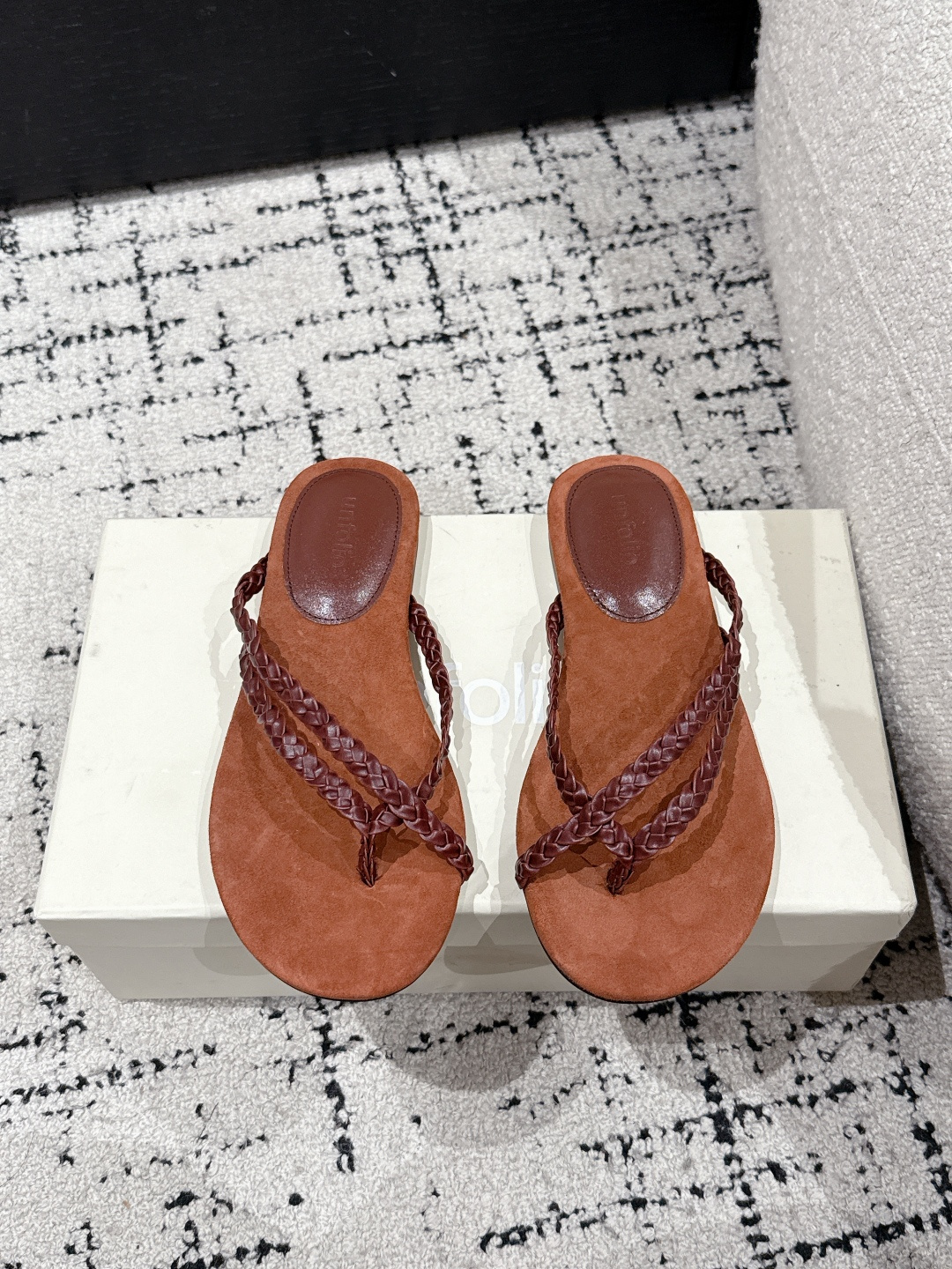 NO:449005,Unfolio trendy brand 25/ Spring and summer new style, minimalist lines, flat sole, foot clip, flip flops. Every boring daily life is decorated with beautiful shoes from these shoes into colorful beauty and brilliance. The feet are super light and the hand-woven inside is very retro. The upper is made of velvet, with minimalist lines and slender, and the feet look very beautiful!  !  All three colors are very versatile!  Fabric velvet/cowhide, outsole, rubber outsole, Size#35-41 (40.41 custom made, non-return, exchange), split-toe shoes, cowhide19860909Unfolio潮牌 25/ 春夏新款 线条感极简 平底 夹脚 人字拖 每个乏味的日常,都被这鞋漂亮的鞋子,点缀成彩色的美好与光芒,上脚超级轻便,手工内里编织非常具有复古感,鞋面由丝绒制成,线条极简纤细,上脚显的非常美丽！！三色都很百搭哦！ 面料丝绒/牛皮 大底橡胶大底 Size#35-41(40.41定做不退换）,分趾鞋,cowhide,Women's Shoes