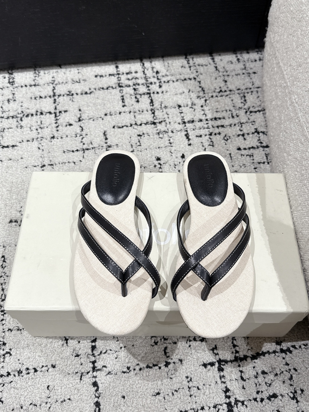 NO:250749,Unfolio trendy brand 25/ Spring and summer new style, minimalist lines, flat sole, foot clip, flip flops. Every boring daily life is decorated with beautiful shoes from these shoes into colorful beauty and brilliance. The feet are super light and the hand-woven inside is very retro. The upper is made of velvet, with minimalist lines and slender, and the feet look very beautiful!  !  All three colors are very versatile!  Fabric velvet/cowhide, outsole, rubber outsole, Size#35-41 (40.41 custom made, non-return, exchange), split-toe shoes, cowhide19860909Unfolio潮牌 25/ 春夏新款 线条感极简 平底 夹脚 人字拖 每个乏味的日常,都被这鞋漂亮的鞋子,点缀成彩色的美好与光芒,上脚超级轻便,手工内里编织非常具有复古感,鞋面由丝绒制成,线条极简纤细,上脚显的非常美丽！！三色都很百搭哦！ 面料丝绒/牛皮 大底橡胶大底 Size#35-41(40.41定做不退换）,分趾鞋,cowhide,Women's Shoes