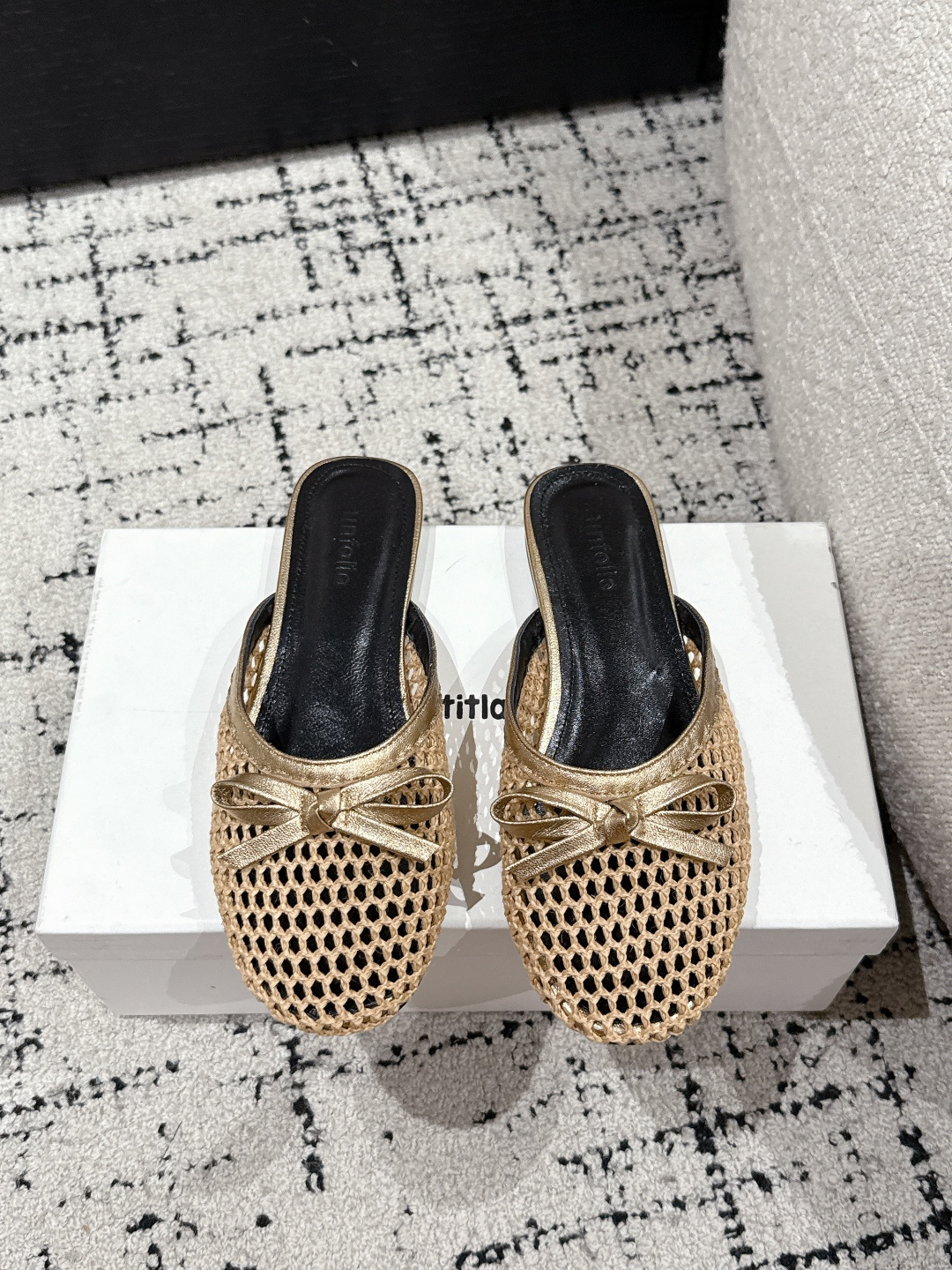 NO:250931,Unfolio trendy brand 25/ Spring and summer new style grid bows and slippers Every boring daily life is decorated with beautiful shoes with colorful beauty and brilliance. The feet are super light and the hand-woven inside is very retro. The upper is made of velvet, with minimalist lines and slender, and the feet look very beautiful!  !  All three colors are very versatile!  Material made of hemp rope/cowhide, inner cowhide, outsole, rubber outsole, Size#35-41 (40.41 custom made, non-return, exchange), semi-trailed single shoes, slippers, cowhide19860909Unfolio潮牌 25/ 春夏新款 网格蝴蝶结 拖鞋 每个乏味的日常,都被这鞋漂亮的鞋子,点缀成彩色的美好与光芒,上脚超级轻便,手工内里编织非常具有复古感,鞋面由丝绒制成,线条极简纤细,上脚显的非常美丽！！三色都很百搭哦！ 材质麻绳编制/牛皮 内里牛皮 大底橡胶大底 Size#35-41(40.41定做不退换）,半拖单鞋,slippers,cowhide,Women's Shoes