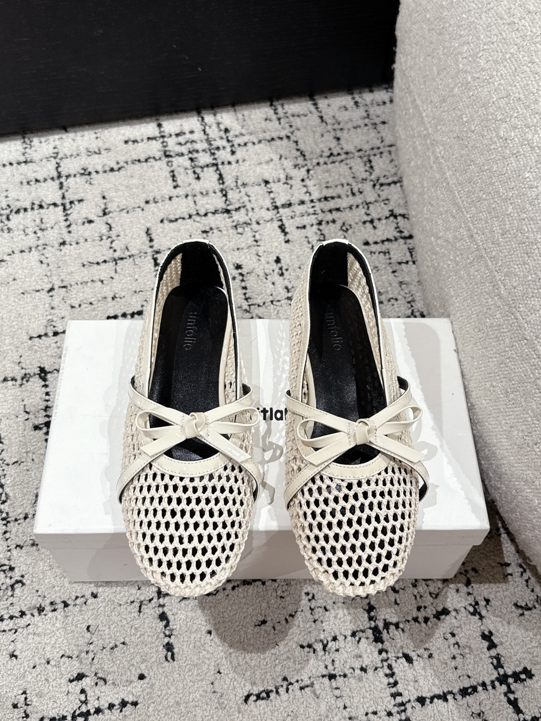 NO:250935,Unfolio trendy brand 25/ Spring and summer new style grid bow single shoes Every boring daily life is decorated with colorful beauty and brilliance by these beautiful shoes. The feet are super light and the hand-woven inside is very retro. The upper is made of velvet, with minimalist lines and slender lines, which makes the feet look very beautiful!  !  All three colors are very versatile!  Material made of hemp rope/cowhide, inner cowhide, outsole, rubber sole, Size#35-41 (40.41 custom made, non-return, exchange), semi-torque single shoes, cowhide19860909Unfolio潮牌 25/ 春夏新款 网格蝴蝶结 单鞋 每个乏味的日常,都被这鞋漂亮的鞋子,点缀成彩色的美好与光芒,上脚超级轻便,手工内里编织非常具有复古感,鞋面由丝绒制成,线条极简纤细,上脚显的非常美丽！！三色都很百搭哦！ 材质麻绳编制/牛皮 内里牛皮 大底橡胶大底 Size#35-41(40.41定做不退换）,半拖单鞋,cowhide,Women's Shoes