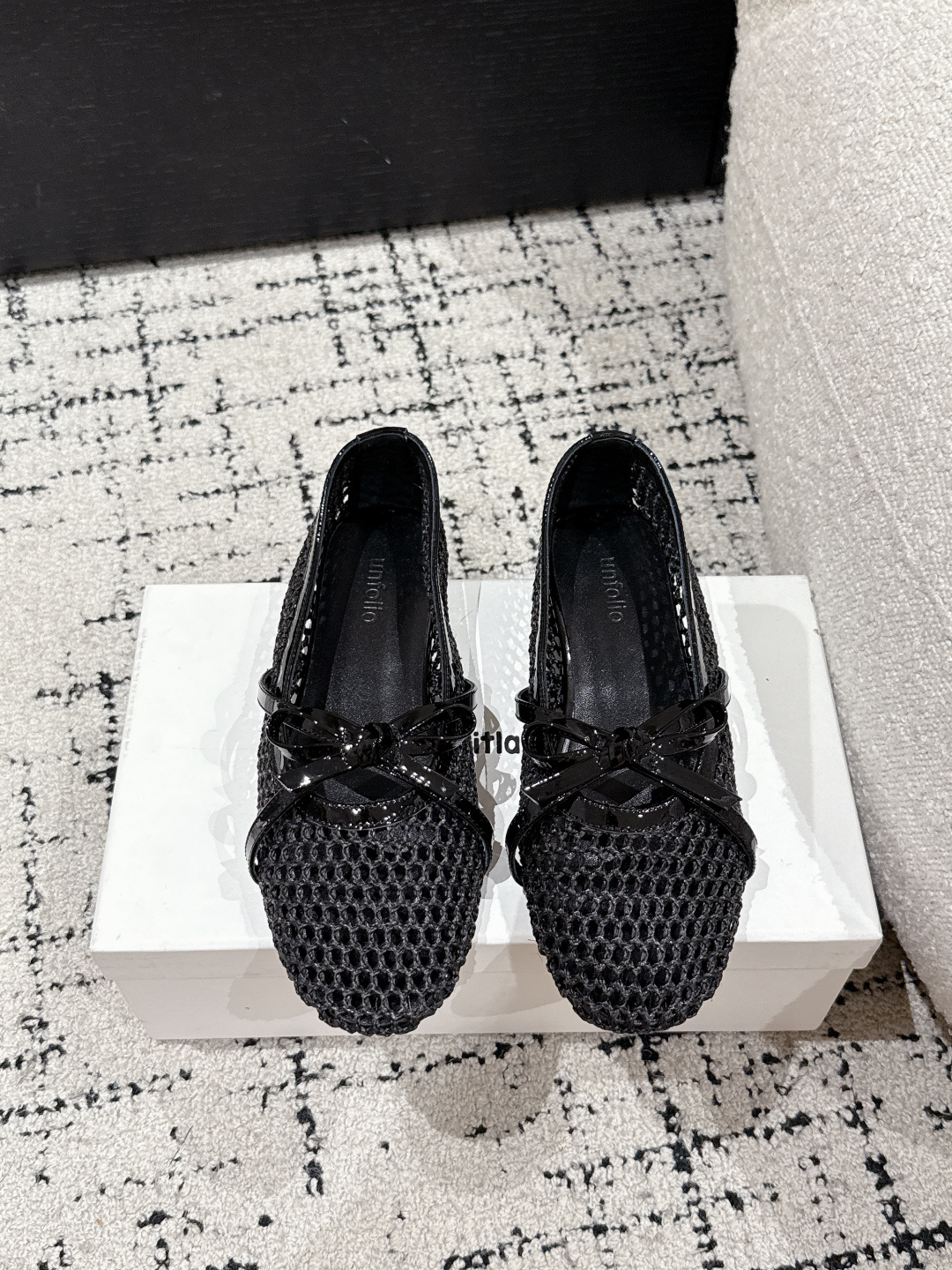 NO:449012,Unfolio trendy brand 25/ Spring and summer new style grid bows and slippers Every boring daily life is decorated with beautiful shoes with colorful beauty and brilliance. The feet are super light and the hand-woven inside is very retro. The upper is made of velvet, with minimalist lines and slender, and the feet look very beautiful!  !  All three colors are very versatile!  Material made of hemp rope/cowhide, inner cowhide, outsole, rubber outsole, Size#35-41 (40.41 custom made, non-return, exchange), semi-trailed single shoes, slippers, cowhide19860909Unfolio潮牌 25/ 春夏新款 网格蝴蝶结 拖鞋 每个乏味的日常,都被这鞋漂亮的鞋子,点缀成彩色的美好与光芒,上脚超级轻便,手工内里编织非常具有复古感,鞋面由丝绒制成,线条极简纤细,上脚显的非常美丽！！三色都很百搭哦！ 材质麻绳编制/牛皮 内里牛皮 大底橡胶大底 Size#35-41(40.41定做不退换）,半拖单鞋,slippers,cowhide,Women's Shoes