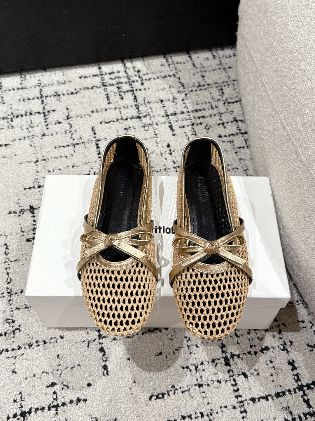 NO:250939,Unfolio trendy brand 25/ Spring and summer new style grid bows and slippers Every boring daily life is decorated with beautiful shoes with colorful beauty and brilliance. The feet are super light and the hand-woven inside is very retro. The upper is made of velvet, with minimalist lines and slender, and the feet look very beautiful!  !  All three colors are very versatile!  Material made of hemp rope/cowhide, inner cowhide, outsole, rubber outsole, Size#35-41 (40.41 custom made, non-return, exchange), semi-trailed single shoes, slippers, cowhide19860909Unfolio潮牌 25/ 春夏新款 网格蝴蝶结 拖鞋 每个乏味的日常,都被这鞋漂亮的鞋子,点缀成彩色的美好与光芒,上脚超级轻便,手工内里编织非常具有复古感,鞋面由丝绒制成,线条极简纤细,上脚显的非常美丽！！三色都很百搭哦！ 材质麻绳编制/牛皮 内里牛皮 大底橡胶大底 Size#35-41(40.41定做不退换）,半拖单鞋,slippers,cowhide,Women's Shoes