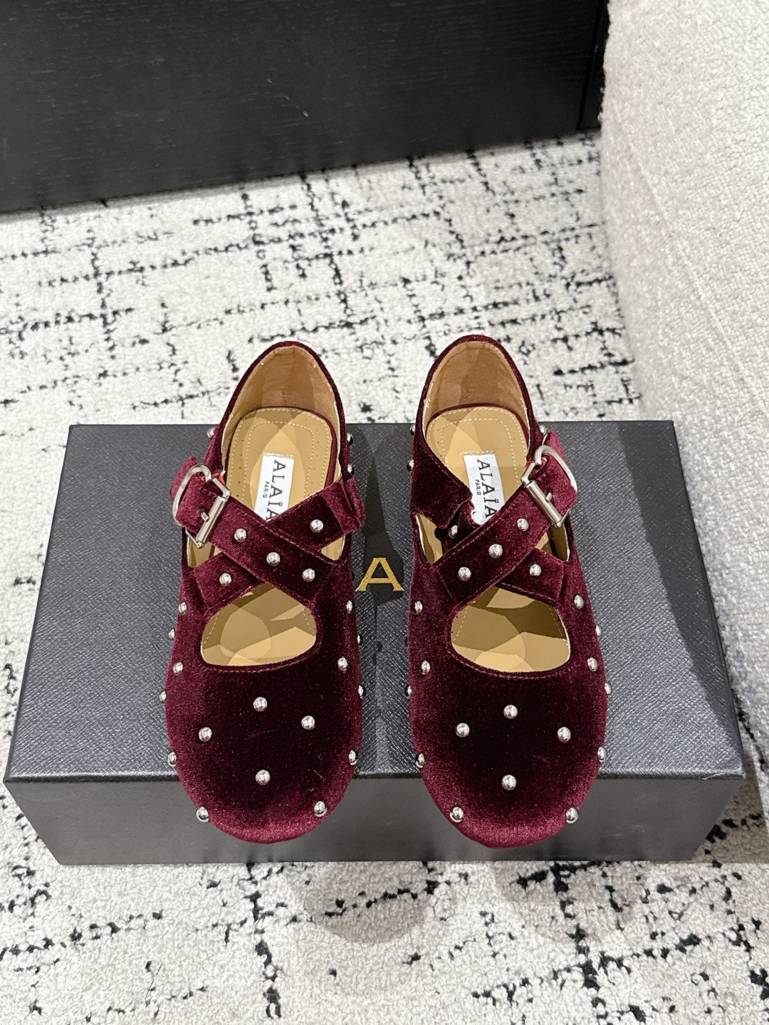 NO:250769,Alaia 25/ Showcase candy color flat ballet shoes, same style as Zhang Xiaohui, sweet and cool ballet style, a popular ballet shoes, romantic and charming, comfortable and versatile, different styles can be easily controlled, whether it is jeans, suit pants, or pleated skirts, it can enhance your outfit to fashion, elegance and excellence. Original custom high mercerized velvet, Miri imported sheepskin, outsole original private mold rubber non-slip sole Size#35-42 (40 41 42 custom made without return), ballet shoes, alaia, skirts, jeans, business suit, sheepskin19860909Alaia 阿莱亚 25/ 走秀款糖果色平底芭蕾舞鞋 章小蕙同款 甜酷芭蕾风 人气超高的一款芭蕾舞鞋,浪漫又迷人 舒适百搭配上不同款式,不同风格都能轻松驾驭,无论牛仔裤,西装裤,还是百褶裙,都能将你的穿搭提升到时尚,优雅和卓越之中 面料原版订制高丝光绒 美里进口羊皮 大底原版私模橡胶防滑大底 Size#35-42（40 41 42订做不退换）,芭蕾舞鞋,alaia,skirts,jeans,business suit,sheepskin,Women's Shoes