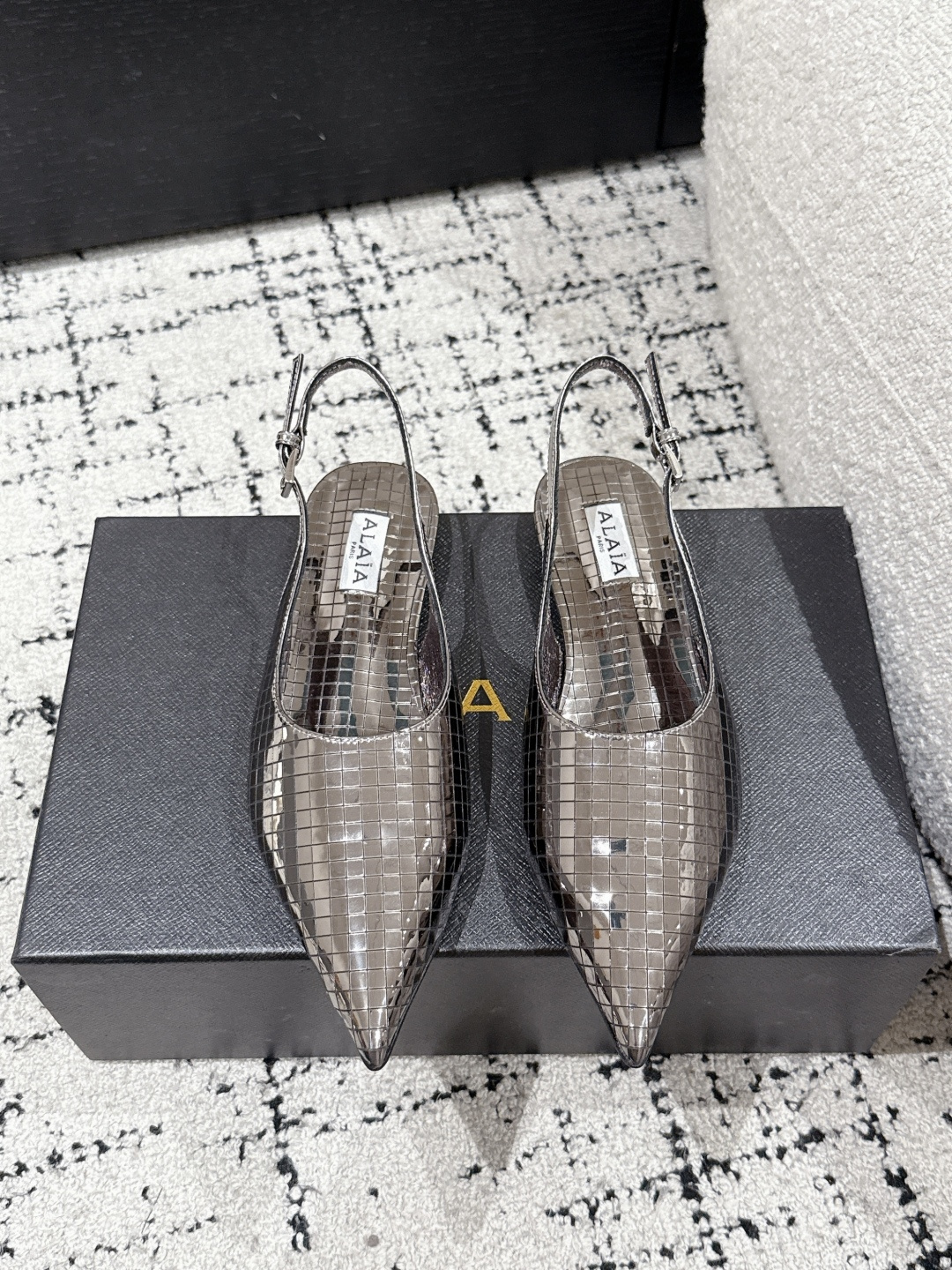 NO:250778,Alala 25/ Spring and summer new model Mirrored back empty flat sandals ART DECO mirrored heeled shoes, pointed toe elegant lines extending slender proportions, metal elements reflect pioneering charm. Upper: Original patent leather special craftsmanship Outsole: Italian leather outsole Size: #35-41 (40.41 custom made without return or exchange), sandals, sandals, Leather soles19860909Alala阿莱亚 25/ 春夏新款 镜面 后空 平底 凉鞋 ART DECO镜面露跟鞋,尖头优雅线条延伸修长比例,金属元素折射先锋魅力. 鞋面: 原版漆皮特殊工艺 大底: 意大利真皮大底 Size: #35-41(40.41定做不退换）,凉鞋,sandals,Leather soles,Women's Shoes