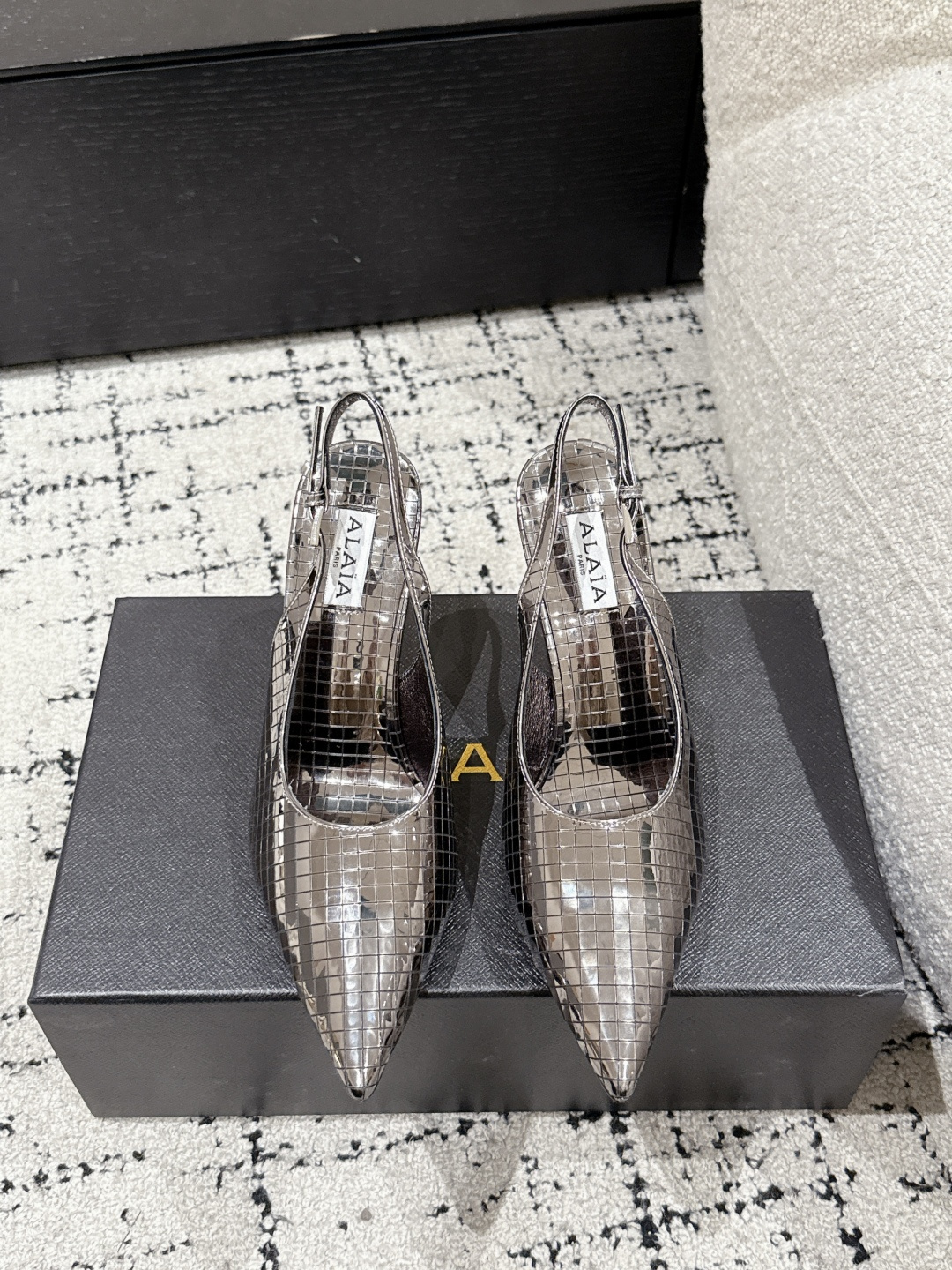 NO:250782,Alala 25/ Spring and summer new model Mirrored back empty high heel sandals ART DECO mirrored heeled shoes, pointed toe elegant lines extending slender proportions, metal elements reflect pioneering charm. Upper: Original patent leather special craftsmanship Outsole: Italian leather outsole Heel height: 9cm Size: #35-41 (40.41 custom made without return), sandals, sandals, Leather soles19860909Alala阿莱亚 25/ 春夏新款 镜面 后空 高跟凉鞋 ART DECO镜面露跟鞋,尖头优雅线条延伸修长比例,金属元素折射先锋魅力. 鞋面: 原版漆皮特殊工艺 大底: 意大利真皮大底 跟高: 9cm Size: #35-41(40.41定做不退换）,凉鞋,sandals,Leather soles,Women's Shoes