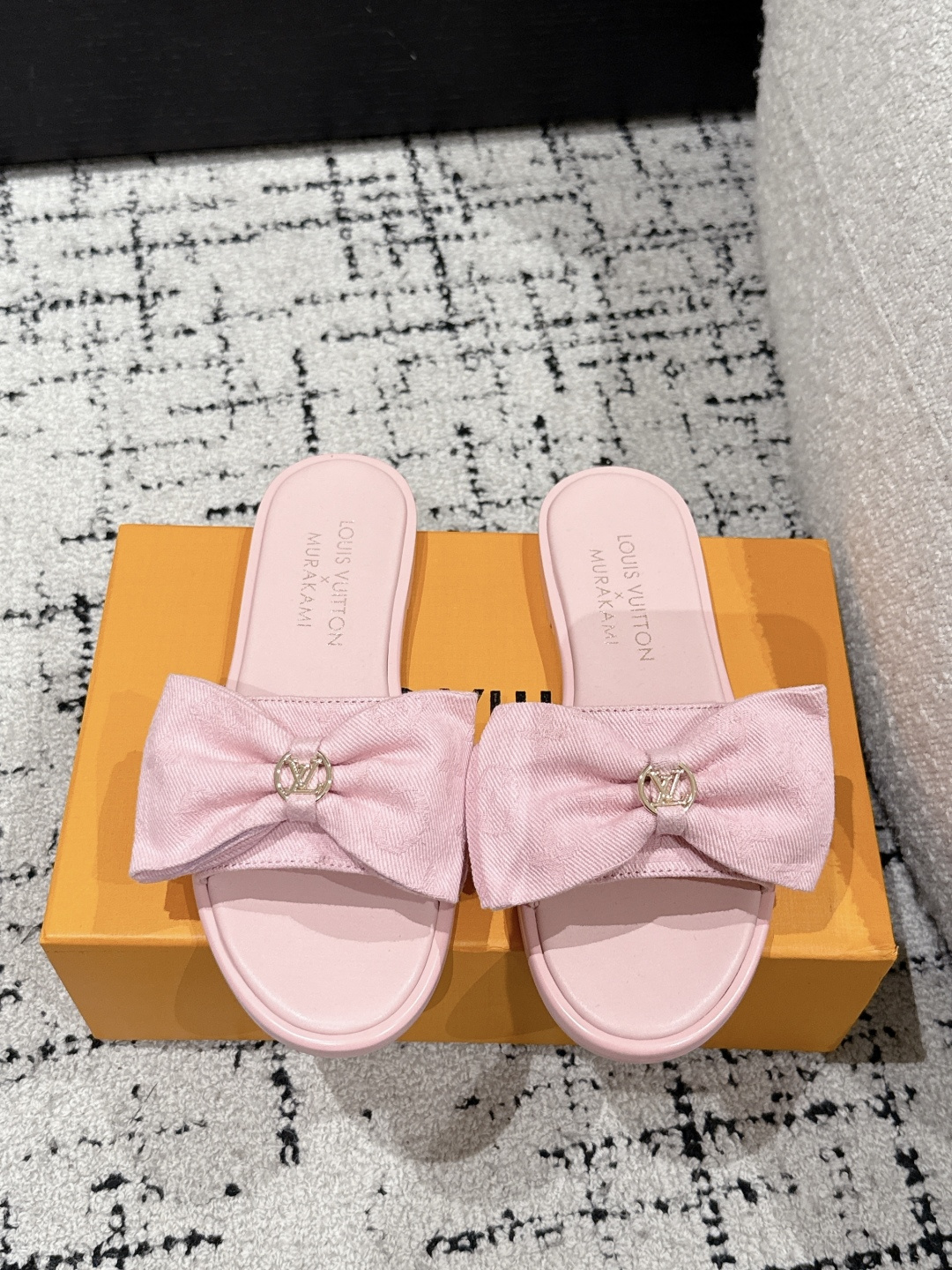 NO:263916,LouisVuitton 25/ Spring and summer new model, Takashi Murakami jointly, bow and flat-soled sandals. It is hard not to doubt whether it was borrowed from the Tang Sancai of the Tang Dynasty as the basis and innovated into the classic LV logo, using colors and large-area base colors of the upper as a comparison, creating the white three-color or black three-color element style of the upper, creating another classic model!  Super beautiful!  Unspeakable fashion!  Daily versatility is no problem, and it has the significance of changes and development of the times!  Super easy to wear, full of summer atmosphere!  Original custom fabric, inner sheepskin, outsole, imported from Italy, genuine leather outsole, Size#35-41 (40.41 custom, no return or exchange), slippers, louis vuitton, louis vuitton, slippers, sheepskin, Leather soles19860909LouisVuitton 25/ 春夏新款 村上隆联名 蝴蝶结 平底凉拖 很难不怀疑是不是借鉴了唐朝的唐三彩作为基础,创新成lv经典标志logo,采用彩色以及鞋面的大面积底色作为对比,创造出鞋面的白三彩或者是黑三彩元素风格,成就了又一个经典款！上脚超级美腻！说不出来的时尚！日常百搭不在话下,而且很有时代的变迁发展的意义！超级好穿,上脚满满的夏日氛围！ 材质原版定制面料 内里羊皮里 大底意大利进口真皮大底 Size#35-41（40.41定制不退换),拖鞋,louis vuitton,louis vuitton,slippers,sheepskin,Leather soles,Women's Shoes