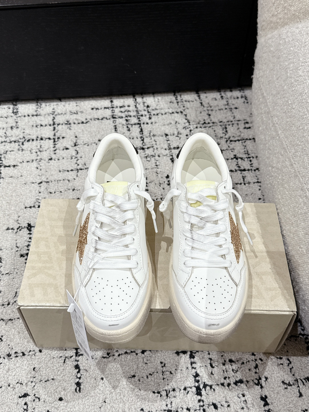 NO:449033,#Women's Purchase Level ｜Golden Goose Deluxe Brand2.0 25/ Latest Style Casual Dirty Shoes White Leather Ging Star Black Dirty ggdb Brand2.0 Classic Couple Dirty Shoes~~To the point of being red, white shoes, and various small dirty shoes are worn!  Celebrity private server demonstration × It’s so versatile!  No need to worry about washing shoes anymore!  The best white shoes to wear, the last is the same as the original one. The round and flat toe is very formal, not bloated and delicate. Upper: Original custom cowhide Inner: Sheepskin Finger: Original open mold 3.5cm high-rise latex insole Size: #35-40, casual shoes/sports shoes, sneakers, cowhide, sheepskin19860909#女款 代购级  ｜Golden Goose Deluxe Brand2.0 25/ 最新款 休闲 脏脏鞋 白皮面 金格星黑格尾 ggdb Brand2.0 经典情侣款小脏鞋~~火红程度上怼小白鞋,下踩各类小脏鞋！明星私服上脚示范 ×就是这么百搭 ！再也不用担心洗鞋的问题啦！ 最好穿的小白鞋,楦型和原版无差了,圆扁的鞋头修的非常正,不臃肿很秀气 鞋面: 原版定制牛皮 内里: 羊皮 垫脚: 原版开模3.5cm内增高乳胶鞋垫 Size: #35-40,休闲鞋/运动鞋,sneakers,cowhide,sheepskin,Women's Shoes