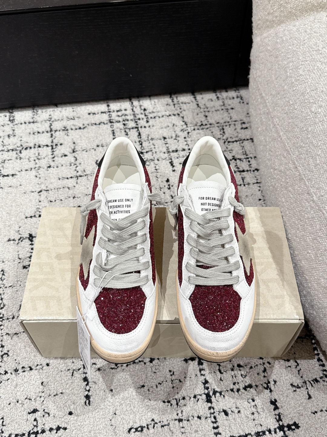 NO:449023,#Women's Purchase Level ｜Golden Goose Deluxe Brand 25/ Latest Style Casual Dirty Shoes Purple Grey Star Black Tail ggdb Classic Couple Dirty Shoes~~To the point of being red, white shoes, and various small dirty shoes!  Celebrity private server demonstration × It’s so versatile!  No need to worry about washing shoes anymore!  The best white shoes to wear, the last is the same as the original one. The round and flat toe is very formal, not bloated and delicate. Upper: Original custom cowhide Inner: Sheepskin Finger: Original open mold 3.5cm high-rise latex insole Size: #35-40, casual shoes/sports shoes, sneakers, cowhide, sheepskin19860909#女款 代购级  ｜Golden Goose Deluxe Brand 25/ 最新款 休闲 脏脏鞋 紫格面 灰星黑尾 ggdb经典情侣款小脏鞋~~火红程度上怼小白鞋,下踩各类小脏鞋！明星私服上脚示范 ×就是这么百搭 ！再也不用担心洗鞋的问题啦！ 最好穿的小白鞋,楦型和原版无差了,圆扁的鞋头修的非常正,不臃肿很秀气 鞋面: 原版定制牛皮 内里: 羊皮 垫脚: 原版开模3.5cm内增高乳胶鞋垫 Size: #35-40,休闲鞋/运动鞋,sneakers,cowhide,sheepskin,Women's Shoes