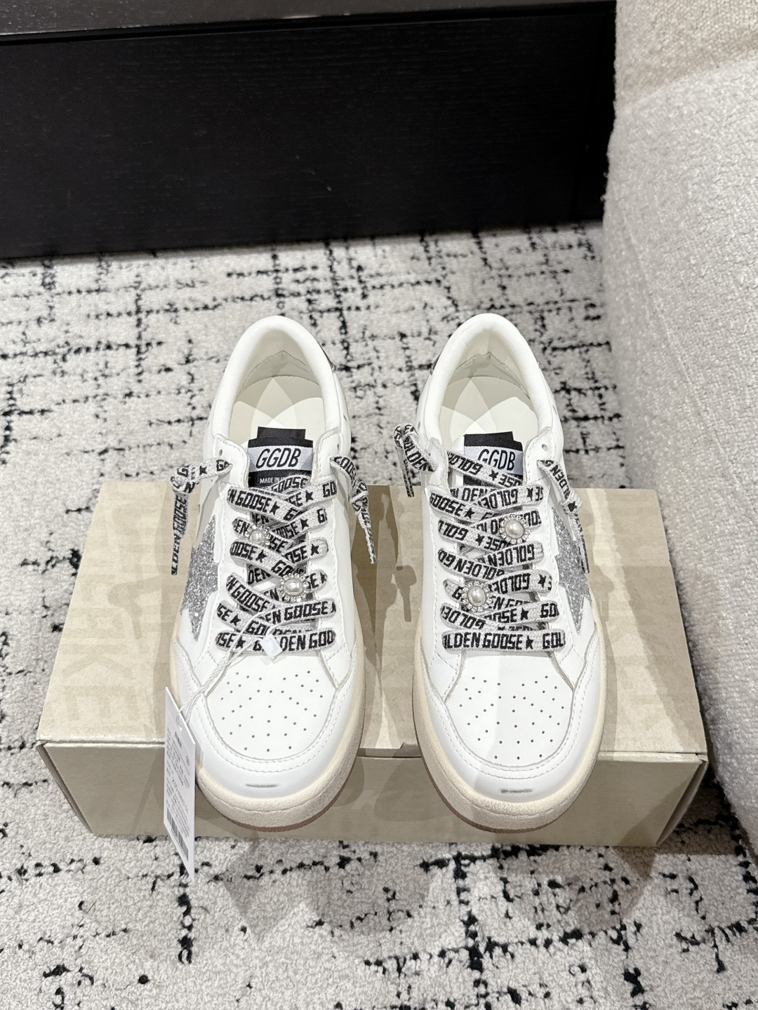 NO:449038,#Women's Purchase Level ｜Golden Goose Deluxe Brand2.0 25/ Latest Style Casual Dirty Shoes Pearl Buckle Silver Star Silver Tail ggdb Brand2.0 Classic Couple Dirty Shoes~~To the point of being red, white shoes, and various small dirty shoes are worn!  Celebrity private server demonstration × It’s so versatile!  No need to worry about washing shoes anymore!  The best white shoes to wear, the last is the same as the original one. The round and flat toe is very formal, not bloated and delicate. Upper: Original custom cowhide Inner: Sheepskin Finger: Original open mold 3.5cm high-rise latex insole Size: #35-40, casual shoes/sports shoes, sneakers, cowhide, sheepskin19860909#女款 代购级  ｜Golden Goose Deluxe Brand2.0 25/ 最新款 休闲 脏脏鞋 珍珠扣饰 银格星银尾 ggdb Brand2.0 经典情侣款小脏鞋~~火红程度上怼小白鞋,下踩各类小脏鞋！明星私服上脚示范 ×就是这么百搭 ！再也不用担心洗鞋的问题啦！ 最好穿的小白鞋,楦型和原版无差了,圆扁的鞋头修的非常正,不臃肿很秀气 鞋面: 原版定制牛皮 内里: 羊皮 垫脚: 原版开模3.5cm内增高乳胶鞋垫 Size: #35-40,休闲鞋/运动鞋,sneakers,cowhide,sheepskin,Women's Shoes