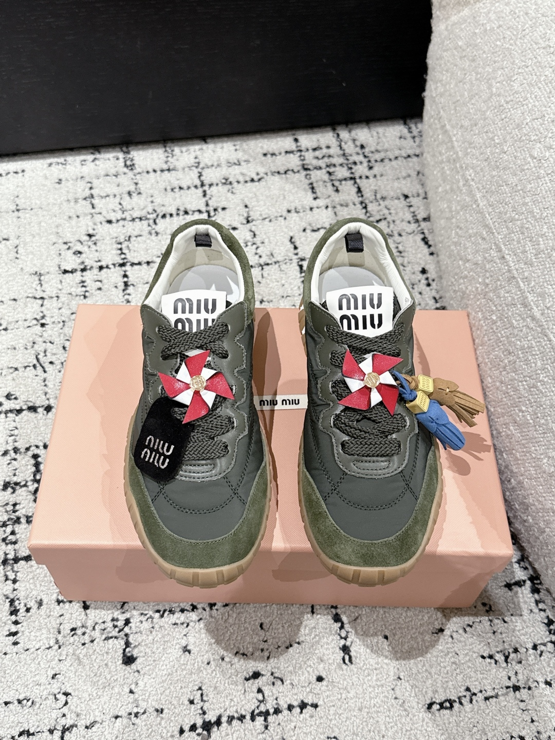 NO:418070,Dongguan-made purchasing grade with aircraft box Miu Miu Miu 25/ Prelude series Tyre Forrest Gump Casual Sports Shoes Tyre sports shoes are inspired by the design of car tires. The outsole made of rubber material and the streamlined design combines elegance and sporty functions. Equipped with a natural rubber sole, the silhouette design is inspired by the dynamic lines of the car tires, and the name of the Tyre series is also derived from this. The rubber sole not only adds the retro attributes of this pair of shoes, but also adds anti-slip functions. The upper is made of technological fabric and suede, combining sports and fashion, function and elegance, expressing the core spirit of Miu Miu. A total of four colors are available: dark green, gray, cream white and bright yellow. The ballet flat shoes are mainly light cream white and soft gray! Fabric: Original custom down cloth/beef back-down inner lid: Original sheepskin lid Outsole: Original rubber non-slip sole Packaging: Original packaging aircraft box full set Size: 35-40 (40 custom made without return or exchange), casual shoes/sports shoes, miumiu, flats, sneakers, down jacket, sheepskin, chamois leather19860909莞产代购级 配飞机盒 Miu Miu繆繆 25/ Prelude 系列 Tyre 阿甘 休闲 运动鞋 Tyre运动鞋灵感来源于汽车轮胎的设计.橡胶材质的外底加上流线型设计,结合了优雅和运动功能.搭载天然橡胶鞋底,廓形设计受汽车轮胎的动感线条所启发,Tyre系列名称亦由此而来.橡胶鞋底除了增加了这双鞋的复古属性外也增加了防滑功能.鞋面由科技织物和麂皮制成,融合运动与时尚、功能与优雅,表达了Miu Miu的核心精神.共推出有深绿色、灰色、奶油白色、亮黄色四种配色,芭蕾平底鞋款以淡雅奶油白色与柔灰色为主调！ 面料: 原版定制羽绒布/牛反绒 内里: 原版羊皮里 大底: 原版橡胶防滑大底 包装: 原版包装飞机盒全套 Size: 35-40(40定做不退换）,休闲鞋/运动鞋,miumiu,flats,sneakers,down jacket,sheepskin,chamois leather,Women's Shoes