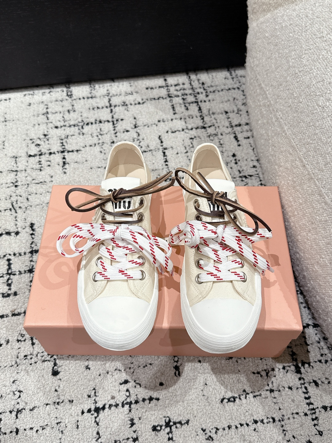 NO:448949,MIU MIU 25/ Washed denim canvas leather, round toe lace up, low top canvas shoes, a popular canvas shoes that are good-looking, a must-have style, a ~ old fashioned, simple and high-end, very comfortable to match with on your feet, a must-have for the year!  The latest sports white shoes in early spring are popular with domestic and foreign bloggers. The small red book grass planting series, retro and fashionable, beautiful and simple sports shoe design, and highly recognizable shoelaces to create a Buddhist sweet casual style~~ The aura of the foot is very casual. Fabric: Use original canvas/cowhide. Inner: Canvas lining: Original rubber sole Size: #35-40 (40 custom made without return and exchange), casual shoes/sports shoes, miumiu, sneakers, cowhide19860909MIU MIU缪缪 25/ 水洗牛仔布 帆布 皮面 圆头系带 低帮 帆布鞋 颜值担当火爆款帆布鞋 不得不入的一款～做旧时尚,简约高级 随意搭配上脚非常舒适,年度必入款！早春最新走秀款运动小白鞋国内外博主刷爆的一款,小红书种草系列,复古又时髦上脚美炸了简约的运动板鞋设计,极具辨识度的鞋带 打造佛系甜美的休闲风~~上脚气场十足随意搭配 面料: 选用原版帆布/牛皮 内里: 帆布里 大地: 原版橡胶底 Size: #35-40（40定做不退换）,休闲鞋/运动鞋,miumiu,sneakers,cowhide,Women's Shoes