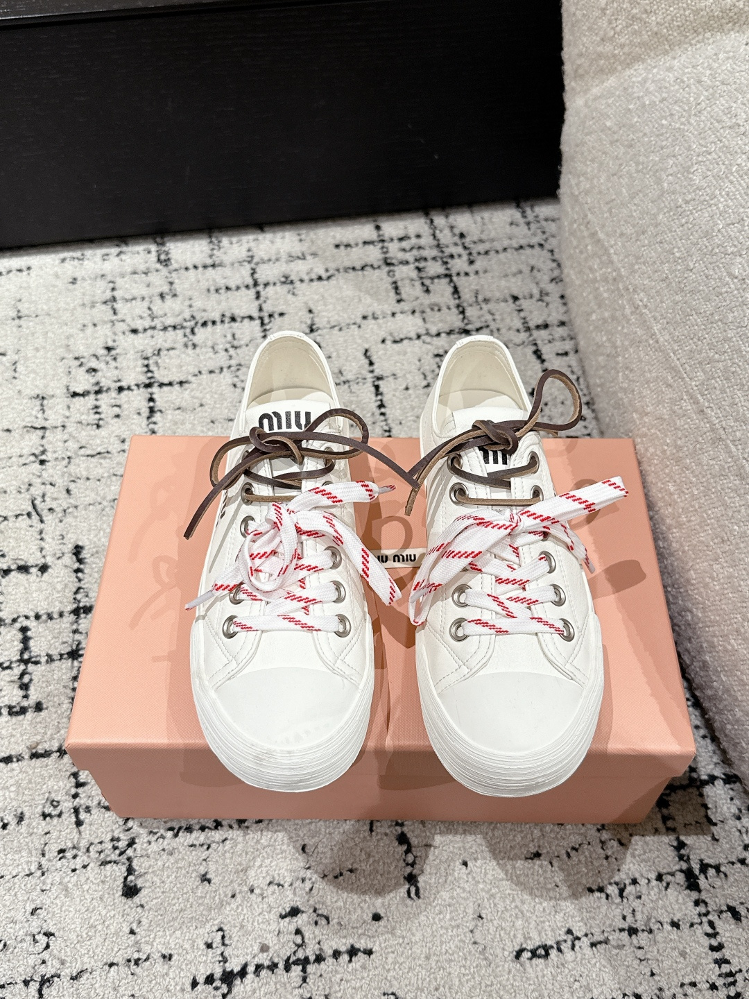NO:448954,MIU MIU 25/ The latest in spring and summer, leather, round toe laces, low top casual shoes, popular canvas shoes, a must-have model ~ old fashioned, simple and high-end, very comfortable to match with on your feet, a must-have for the year!  The latest sports white shoes in early spring are popular with domestic and foreign bloggers. The small red book grass planting series, retro and fashionable, beautiful and simple sports shoe design, and highly recognizable shoelaces to create a Buddhist sweet casual style~~ The aura of the foot is very casual. Fabric: Use original canvas/cowhide. Inner: Canvas lining: Original rubber sole Size: #35-40 (40 custom made without return and exchange), casual shoes/sports shoes, miumiu, sneakers, cowhide19860909MIU MIU缪缪 25/ 春夏最新 皮面 圆头系带 低帮 休闲鞋 颜值担当火爆款帆布鞋 不得不入的一款～做旧时尚,简约高级 随意搭配上脚非常舒适,年度必入款！早春最新走秀款运动小白鞋国内外博主刷爆的一款,小红书种草系列,复古又时髦上脚美炸了简约的运动板鞋设计,极具辨识度的鞋带 打造佛系甜美的休闲风~~上脚气场十足随意搭配 面料: 选用原版帆布/牛皮 内里: 帆布里 大地: 原版橡胶底 Size: #35-40（40定做不退换）,休闲鞋/运动鞋,miumiu,sneakers,cowhide,Women's Shoes