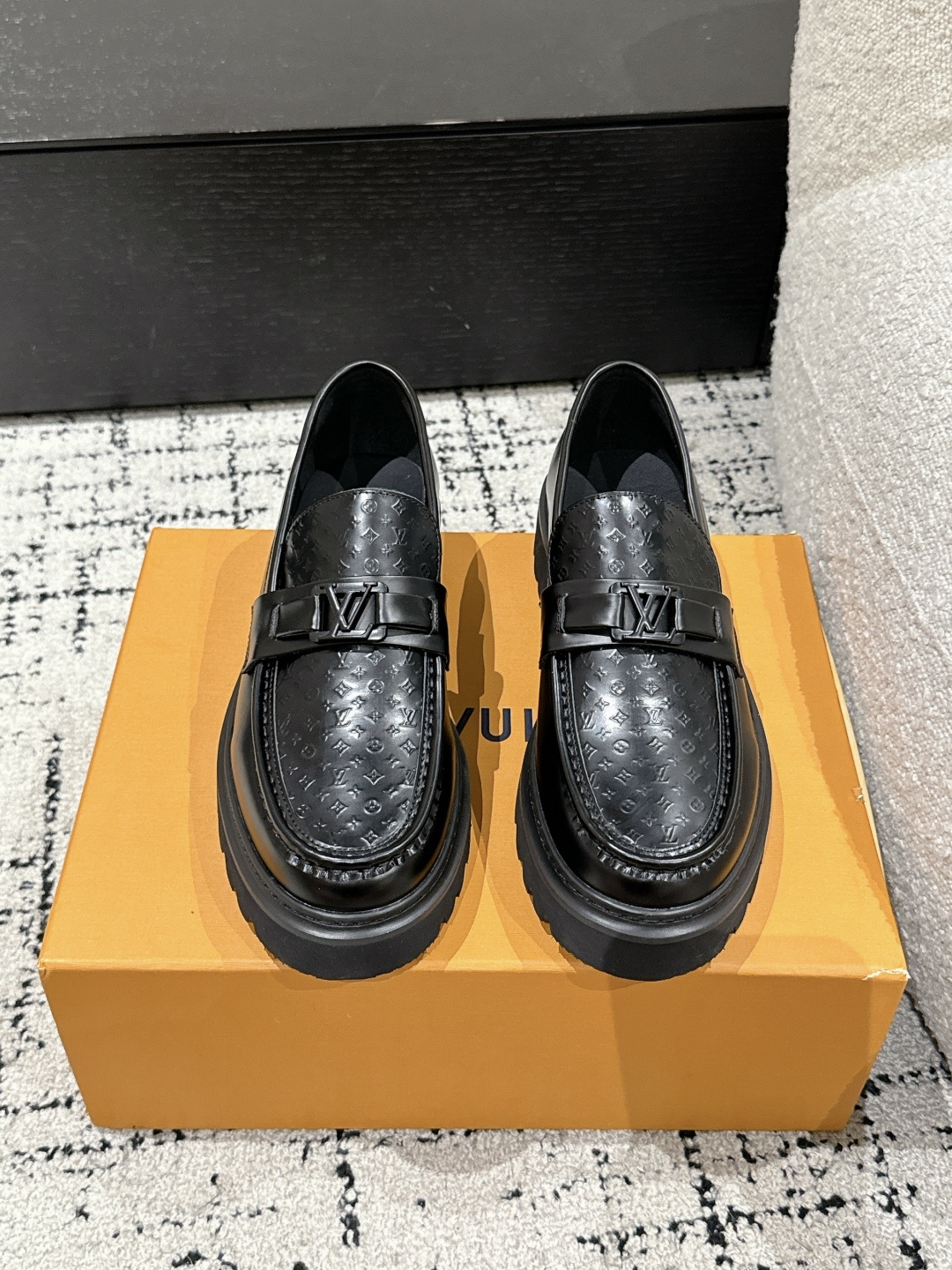 NO:440211,#Top version Men's LOUIS VUITTON 25/ Spring and summer new Major series Cowhide leather men's loafers Original purchase and development Made in this style of smooth cowhide leather print makes the delicate leather imprint stronger three-dimensional EVA Rubber outsole thick and lightweight Fabric: Original custom imported top layer cowhide Inner: Original custom cowhide lining Outsole: Original open mold rubber foam material Size: #Men 39-45 (45 custom made without return or exchange), leather shoes, louis vuitton, louis vuitton, loafers, cowhide19860909#顶级版本 男款 LOUIS VUITTON路易威登 25/ 春夏新款 Major 系列 牛皮革 男款 乐福鞋 原版购入开发 做货 本款光滑牛皮革印花,令细腻皮革压印立体感更强 EVA 橡胶外底厚实而轻盈 面料: 原版定制进口头层牛皮 内里: 原版定制牛皮里 大底: 原版开模橡胶发泡材质 Size: #男39-45（45定做不退换）,皮鞋,louis vuitton,louis vuitton,loafers,cowhide,Women's Shoes