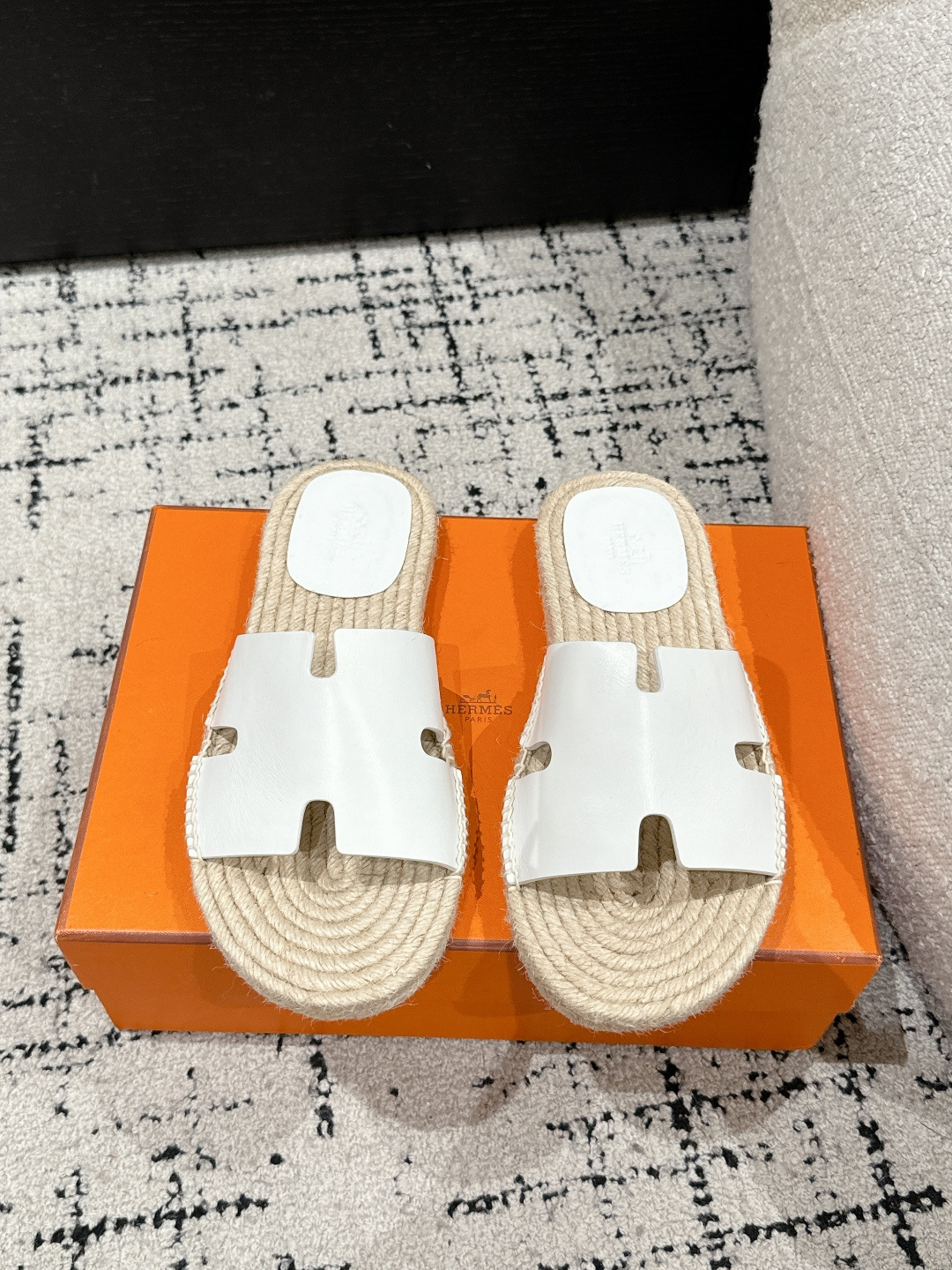 NO:250761,#Men's HERMES Hermes 25/ Spring and Summer Latest Antigua Leather Straw Weaving Open-toed Sandals A must-have for summer HERMES Hermes Antigua straw slippers, Nature The combination of natural and sandy colors, plus straw woven bottoms, fully display the refreshing and casual old money style. In the hot summer, wear these slippers and feel the perfect combination of comfort and fashion!  Upper: Original cowhide Fighting: Original straw woven/cowhide Outsole: Original genuine leather outsole Size: #Men 39-47 (45.46.47 custom made without return or exchange), slippers, hermes, hermes, slippers, espadrilles, cowhide, Leather soles19860909#男款 HERMES爱马仕 25/ 春夏最新 Antigua 皮革 草编 露趾 凉拖 夏日必备HERMES爱马仕Antigua 草编拖鞋,Nature 自然色与沙色的搭配,加上草编底,尽显清爽随性的老钱风展现休闲感 在炎热的夏天,穿上这双拖鞋,感受舒适与时尚的完美结合！ 鞋面: 原版牛皮 垫脚: 原版草编/牛皮 大底: 原版真皮大底 Size: #男39-47（45.46.47定做不退换）,拖鞋,hermes,hermes,slippers,espadrilles,cowhide,Leather soles,Women's Shoes
