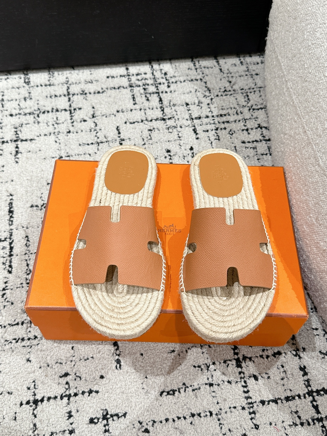 NO:250766,#Men's HERMES Hermes 25/ Spring and Summer Latest Antigua Leather Straw Weaving Open-toed Sandals A must-have for summer HERMES Hermes Antigua straw slippers, Nature The combination of natural and sandy colors, plus straw woven bottoms, fully display the refreshing and casual old money style. In the hot summer, wear these slippers and feel the perfect combination of comfort and fashion!  Upper: Original cowhide Fighting: Original straw woven/cowhide Outsole: Original genuine leather outsole Size: #Men 39-47 (45.46.47 custom made without return or exchange), slippers, hermes, hermes, slippers, espadrilles, cowhide, Leather soles19860909#男款 HERMES爱马仕 25/ 春夏最新 Antigua 皮革 草编 露趾 凉拖 夏日必备HERMES爱马仕Antigua 草编拖鞋,Nature 自然色与沙色的搭配,加上草编底,尽显清爽随性的老钱风展现休闲感 在炎热的夏天,穿上这双拖鞋,感受舒适与时尚的完美结合！ 鞋面: 原版牛皮 垫脚: 原版草编/牛皮 大底: 原版真皮大底 Size: #男39-47（45.46.47定做不退换）,拖鞋,hermes,hermes,slippers,espadrilles,cowhide,Leather soles,Women's Shoes