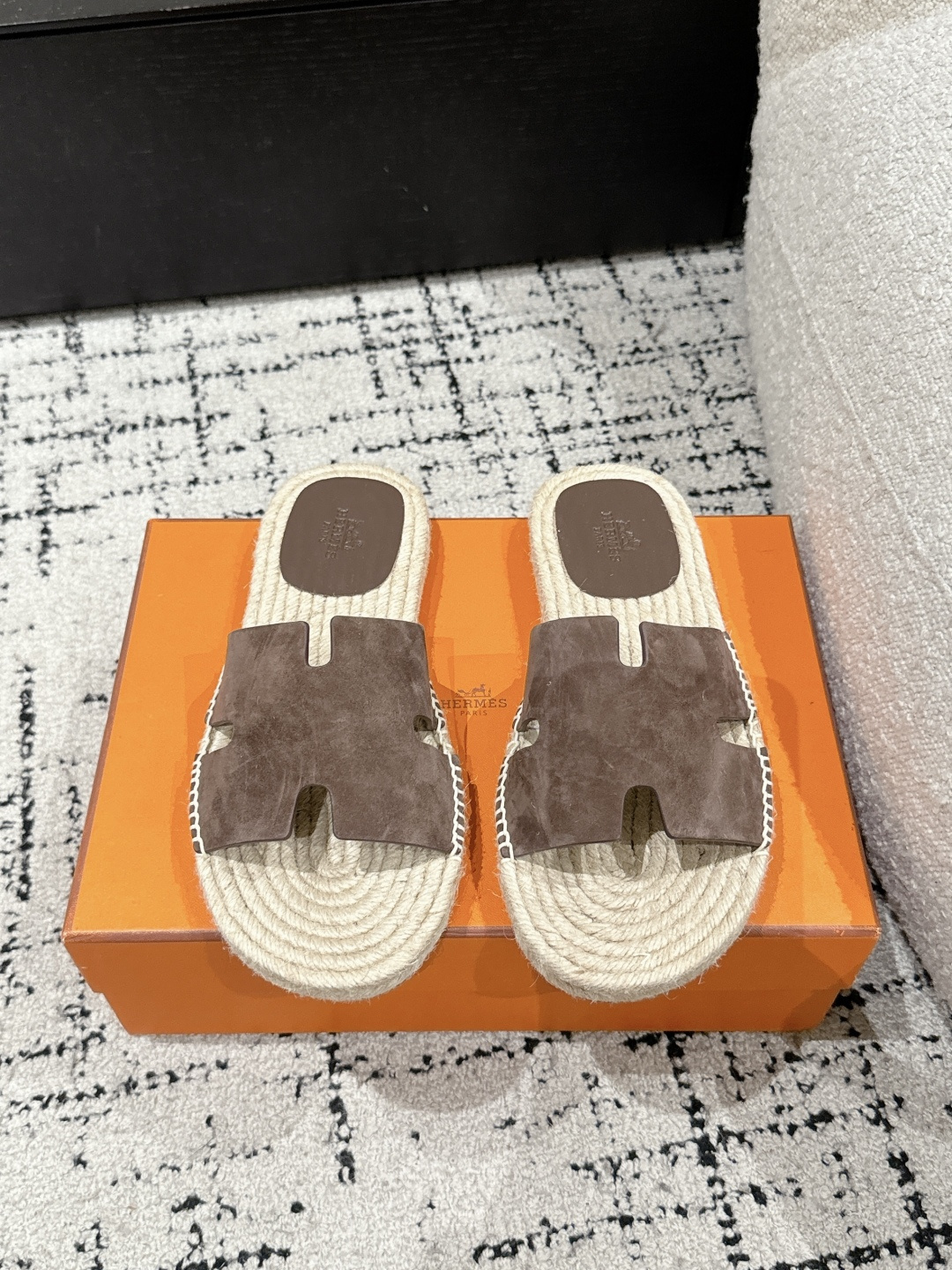 NO:250771,#Men's HERMES Hermes 25/ Spring and Summer Latest Antigua Leather Straw Weaving Open-toed Sandals A must-have for summer HERMES Hermes Antigua straw slippers, Nature The combination of natural and sandy colors, plus straw woven bottoms, fully display the refreshing and casual old money style. In the hot summer, wear these slippers and feel the perfect combination of comfort and fashion!  Upper: Original cowhide Fighting: Original straw woven/cowhide Outsole: Original genuine leather outsole Size: #Men 39-47 (45.46.47 custom made without return or exchange), slippers, hermes, hermes, slippers, espadrilles, cowhide, Leather soles19860909#男款 HERMES爱马仕 25/ 春夏最新 Antigua 皮革 草编 露趾 凉拖 夏日必备HERMES爱马仕Antigua 草编拖鞋,Nature 自然色与沙色的搭配,加上草编底,尽显清爽随性的老钱风展现休闲感 在炎热的夏天,穿上这双拖鞋,感受舒适与时尚的完美结合！ 鞋面: 原版牛皮 垫脚: 原版草编/牛皮 大底: 原版真皮大底 Size: #男39-47（45.46.47定做不退换）,拖鞋,hermes,hermes,slippers,espadrilles,cowhide,Leather soles,Women's Shoes