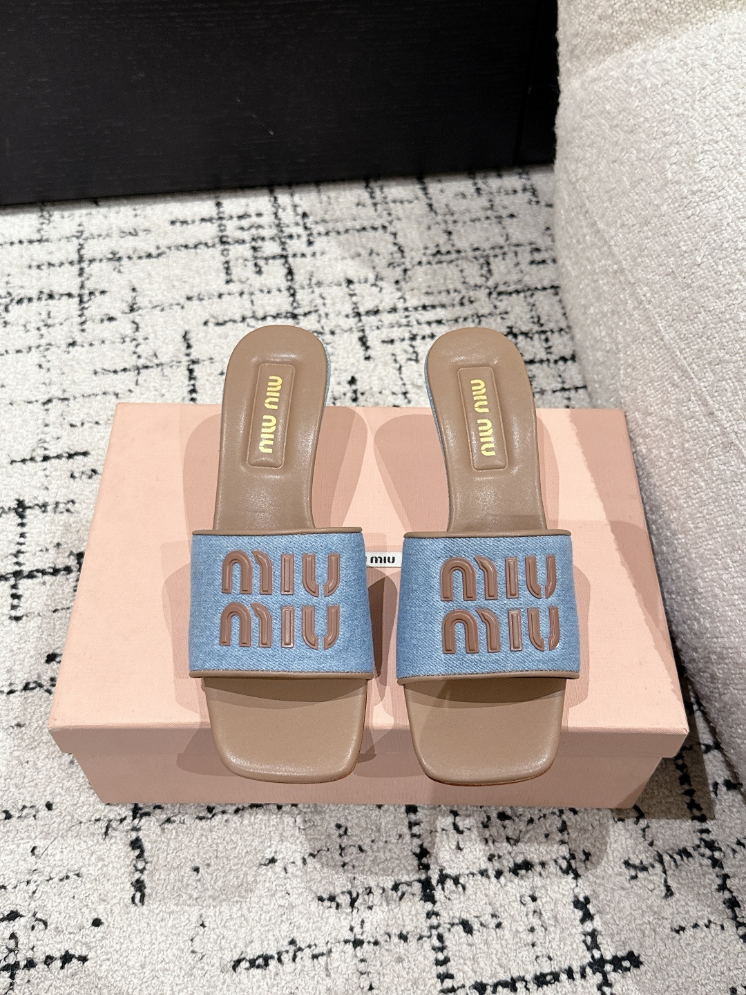 NO:419642,Miu Miu 25ss Latest Summer Flat Denim Sheepskin Slippers Prepare a few more pairs of essential slippers for you this summer, and old customers have all responded that they have a great demand for this! A batch of high-end sheepskin specially customized for the subsequent new models of Miumiu. The wrinkle surface technology is indeed more difficult than before, and the control of details is particularly important. It is impossible to complete with a machine, so it is all manually operated~ Heel arc cloud design, the whole pair of shoes looks like Q-shot, it is invincible to wear! Original open mold denim/sheepskin inner sheepskin sole Italian handmade genuine leather sole Size#35-40 (40 customized, no return or exchange), slippers, miumiu, slippers, sheepskin19860909Miu Miu 25ss 最新夏季 平底 牛仔布 羊皮 拖鞋 今年夏天为你们多准备几双必备拖鞋,老顾客都反应对这款需求很大！ 专门订制的一批为miumiu后续新款做准备的高级羊皮,褶皱面工艺确实比以往更难,细节的把控尤为重要 用机器是无法完成的,全部手工来操作啦～ 后跟弧形云朵 设计,整双鞋看着Q弹Q弹的,好穿无敌！ 鞋面原版开模牛仔布/羊皮  內裡羊皮 鞋底意大利手工真皮底 Size#35-40（40订做不退换）,拖鞋,miumiu,slippers,sheepskin,Women's Shoes