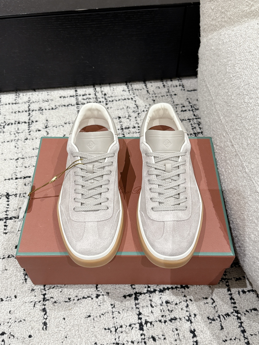 NO:254594,#Couple model Top version Loro Piana 25/ Latest Tennis walk series German training shoes Casual shoes Original purchase and development Made this new suede net adopts an ultra-low top design, suitable for wearing all year round. The edged sole creates a relaxed and charming color combination, harmoniously integrating functionality with low-key personality style. Create an ideal shoe choice for urban clothing. The heel is decorated with Kummel color insert soft calf tongue, imprinted logo cotton lace upper, cow section suede sole Rubber lining calf leather Exquisite packaging Fabric original custom head layer cowhide custom calf leather Inner custom calf leather Outsole Original open mold anti-slip rubber material Sole 3CM Size35-45 (for women 40. for men 45 custom-made non-return), casual shoes/sports shoes, loro  piana, sneakers, cowhide19860909#情侣款 顶级版本 Loro Piana 25/ 最新 Tennis walk系列 德训鞋 休闲 鞋 原版购入开发 做货 这款新款绒面革网采用超低帮设计,适合全年穿着.包边鞋底营造轻松迷人的色彩组合,将功能性与低调个性风格和谐融合.打造都市着装的理想鞋履选择.鞋跟处饰以Kummel色嵌片柔软小牛舌,压印徽标棉质鞋带鞋面,牛剖层绒面革鞋底 橡胶衬里小牛皮 配送专柜精美包装 面料原版定制头层牛皮 内里定制小牛皮里 大底原版开模防滑橡胶材质 底厚3CM Size35-45（女40.男45定做不退换）,休闲鞋/运动鞋,loro piana,sneakers,cowhide,Women's Shoes