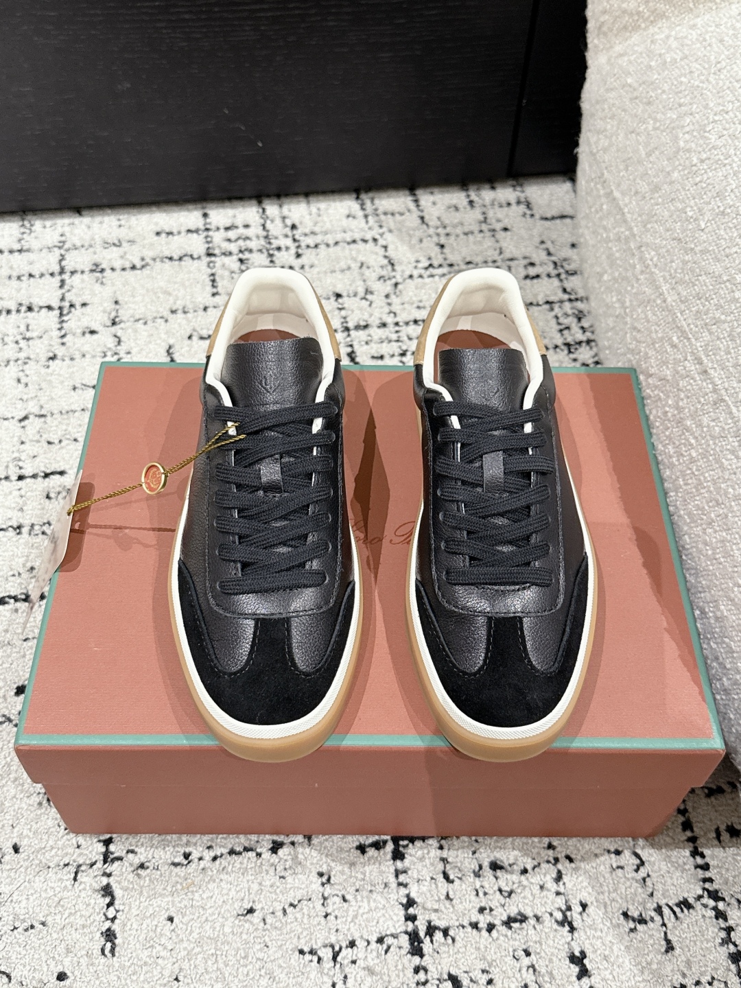 حذاء رياضي Loro Piana Tennis Walk من الجلد الأسود والشبك