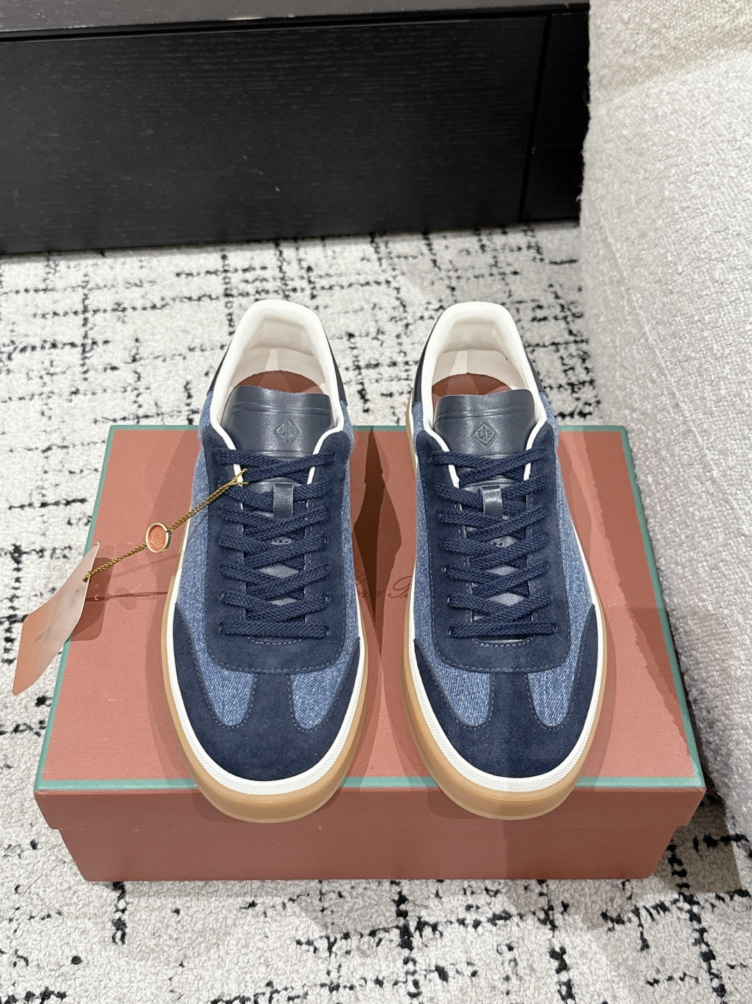 NO:254590,#Couple model Top version Loro Piana 25/ Latest Tennis walk series German training shoes Casual shoes Original purchase and development Made this new suede net adopts an ultra-low top design, suitable for wearing all year round. The edged sole creates a relaxed and charming color combination, harmoniously integrating functionality with low-key personality style. Create an ideal shoe choice for urban clothing. The heel is decorated with Kummel color insert soft calf tongue, imprinted logo cotton lace upper, cow section suede sole Rubber lining calf leather Exquisite packaging Fabric original custom head layer cowhide custom calf leather Inner custom calf leather Outsole Original open mold anti-slip rubber material Sole 3CM Size35-45 (for women 40. for men 45 custom-made non-return), casual shoes/sports shoes, loro  piana, sneakers, cowhide19860909#情侣款 顶级版本 Loro Piana 25/ 最新 Tennis walk系列 德训鞋 休闲 鞋 原版购入开发 做货 这款新款绒面革网采用超低帮设计,适合全年穿着.包边鞋底营造轻松迷人的色彩组合,将功能性与低调个性风格和谐融合.打造都市着装的理想鞋履选择.鞋跟处饰以Kummel色嵌片柔软小牛舌,压印徽标棉质鞋带鞋面,牛剖层绒面革鞋底 橡胶衬里小牛皮 配送专柜精美包装 面料原版定制头层牛皮 内里定制小牛皮里 大底原版开模防滑橡胶材质 底厚3CM Size35-45（女40.男45定做不退换）,休闲鞋/运动鞋,loro piana,sneakers,cowhide,Women's Shoes