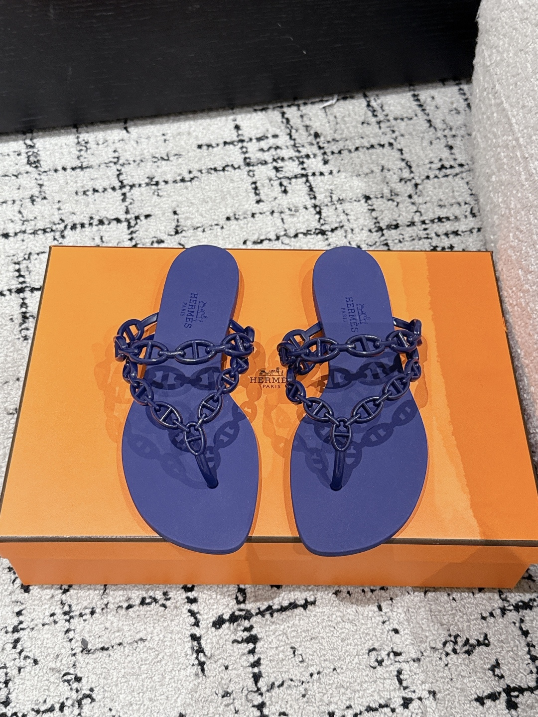 NO:448921,HERMES 25/ Chaine d'Ancre round toe flip-flops h family's only foot-clip-flops Simple design Very recognizable H hardware is the first one, with a stronger wrapping feel on the feet and a heel walking. Upper: Integrated chain design Outsole: Original rubber non-slip sole Size: #35-40 (40 custom made without return or exchange), split-toe shoes, hermes, hermes, slippers19860909HERMES爱马仕 25/ Chaine d'Ancre 圆头夹趾人字拖鞋 h家唯一一款夹脚拖鞋 简约的设计 极具辨识度的H五金 还是第一款,上脚包裹感更强,走路更跟脚 鞋面: 一体成型锁链设计 大底: 原版橡胶防滑大底 Size: #35-40(40定做不退换）,分趾鞋,hermes,hermes,slippers,Women's Shoes