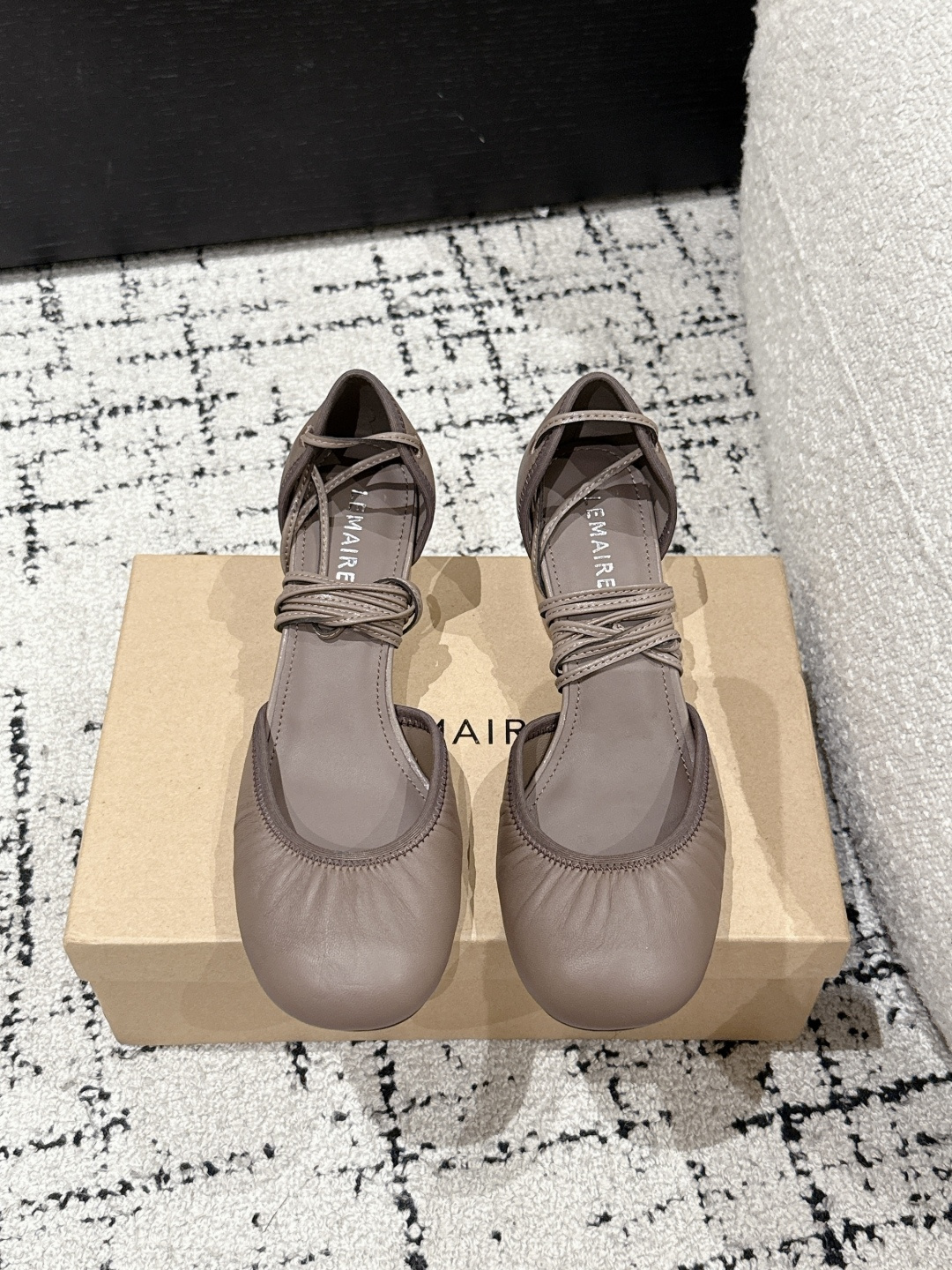 NO:263936,LEMAIRE 25/New French ballet shoes are poetic footnotes for French elegance to enter the daily life. The pleats on the upper are as sharp as the hem of the skirt, and the wrapped thin bands are like the dancer’s toe straps, casual and exquisite, cleverly outlining the ankle lines. The soft leather fits the feet, and every step is on the balance between comfort and fashion. Whether it is paired with simple wide-leg pants to show the neatness of urban commuting; or embracing the floral skirt to interpret the romance of walking on the street, it can interpret the high luxury texture in a low-key manner, allowing you to inadvertently become an elegant model in the fashion field. Upper sheepskin inner sheepskin outsole size35-39 (40 custom made without return or exchange), ballet shoes, skirts, sheepskin, Leather soles19860909LEMAIRE 25/新款法式芭蕾鞋 是法式优雅闯入日常的诗意注脚.鞋面褶皱灵动似裙摆轻扬,缠绕的细带仿若舞者的足尖绑带,随性又精致,巧妙勾勒脚踝线条.柔软皮革贴合双脚,每一步都踏在舒适与时尚的平衡线上.无论是搭配简约阔腿裤,彰显都市通勤的利落；还是与碎花裙相拥,演绎漫步街头的浪漫,它都能以低调姿态,诠释高奢质感,让你于不经意间,成为时尚场中的优雅范本. 鞋面羊皮 内里羊皮 大底真皮大底 size35-39（40订做不退换）,芭蕾舞鞋,skirts,sheepskin,Leather soles,Women's Shoes