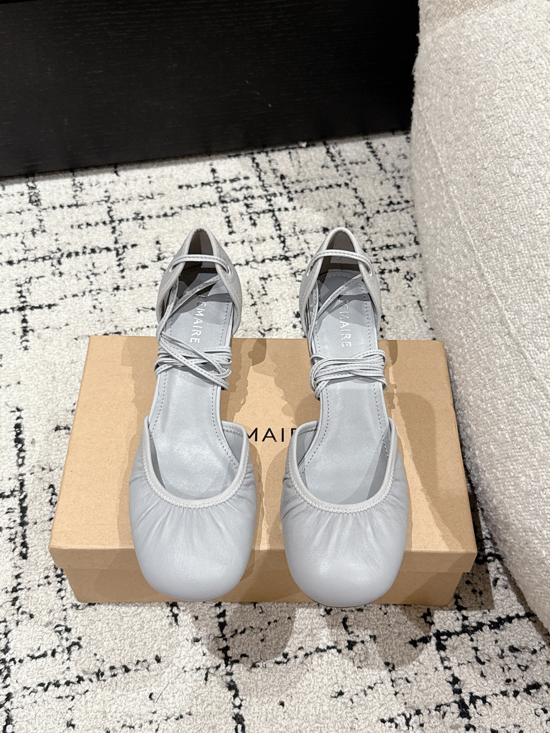 NO:387185,LEMAIRE 25/New French ballet shoes are poetic footnotes for French elegance to enter the daily life. The pleats on the upper are as sharp as the hem of the skirt, and the wrapped thin bands are like the dancer’s toe straps, casual and exquisite, cleverly outlining the ankle lines. The soft leather fits the feet, and every step is on the balance between comfort and fashion. Whether it is paired with simple wide-leg pants to show the neatness of urban commuting; or embracing the floral skirt to interpret the romance of walking on the street, it can interpret the high luxury texture in a low-key manner, allowing you to inadvertently become an elegant model in the fashion field. Upper sheepskin inner sheepskin outsole leather outsole size#35-40 (40 custom made without return or exchange), ballet shoes, skirts, sheepskin, Leather soles19860909LEMAIRE 25/新款 法式芭蕾鞋 是法式优雅闯入日常的诗意注脚.鞋面褶皱灵动似裙摆轻扬,缠绕的细带仿若舞者的足尖绑带,随性又精致,巧妙勾勒脚踝线条.柔软皮革贴合双脚,每一步都踏在舒适与时尚的平衡线上.无论是搭配简约阔腿裤,彰显都市通勤的利落；还是与碎花裙相拥,演绎漫步街头的浪漫,它都能以低调姿态,诠释高奢质感,让你于不经意间,成为时尚场中的优雅范本. 鞋面羊皮 内里羊皮 大底真皮大底 size#35-40（40订做不退换）,芭蕾舞鞋,skirts,sheepskin,Leather soles,Women's Shoes