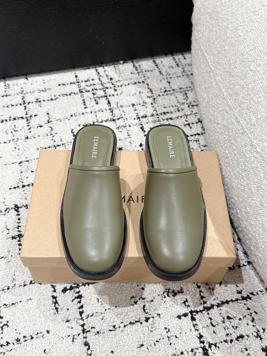 NO:263942,Lemaire 25s/New Lazy Mules Lemaire classic black mules, simple outline with a high-end feel. Smooth leather material, full texture. One-step design, casual and comfortable. You can easily walk at the forefront of fashion without deliberately matching. Fashionable people can quickly get started. Cowhide upper, inner sheepskin, outsole combination leather soles size35-39 (40 custom made without return or exchange), semi-torque, cowhide, sheepskin, Leather soles19860909Lemaire 25s/新款懒人穆勒鞋 Lemaire经典黑色穆勒鞋,简约轮廓自带高级感.光滑皮革材质,质感满分 .一脚蹬设计,随性又自在.无需刻意搭配,就能轻松游走于时尚前沿,时髦精们速速入手 . 鞋面牛皮 内里羊皮 大底组合真皮大底 size35-39（40订做不退换）,半拖,cowhide,sheepskin,Leather soles,Women's Shoes