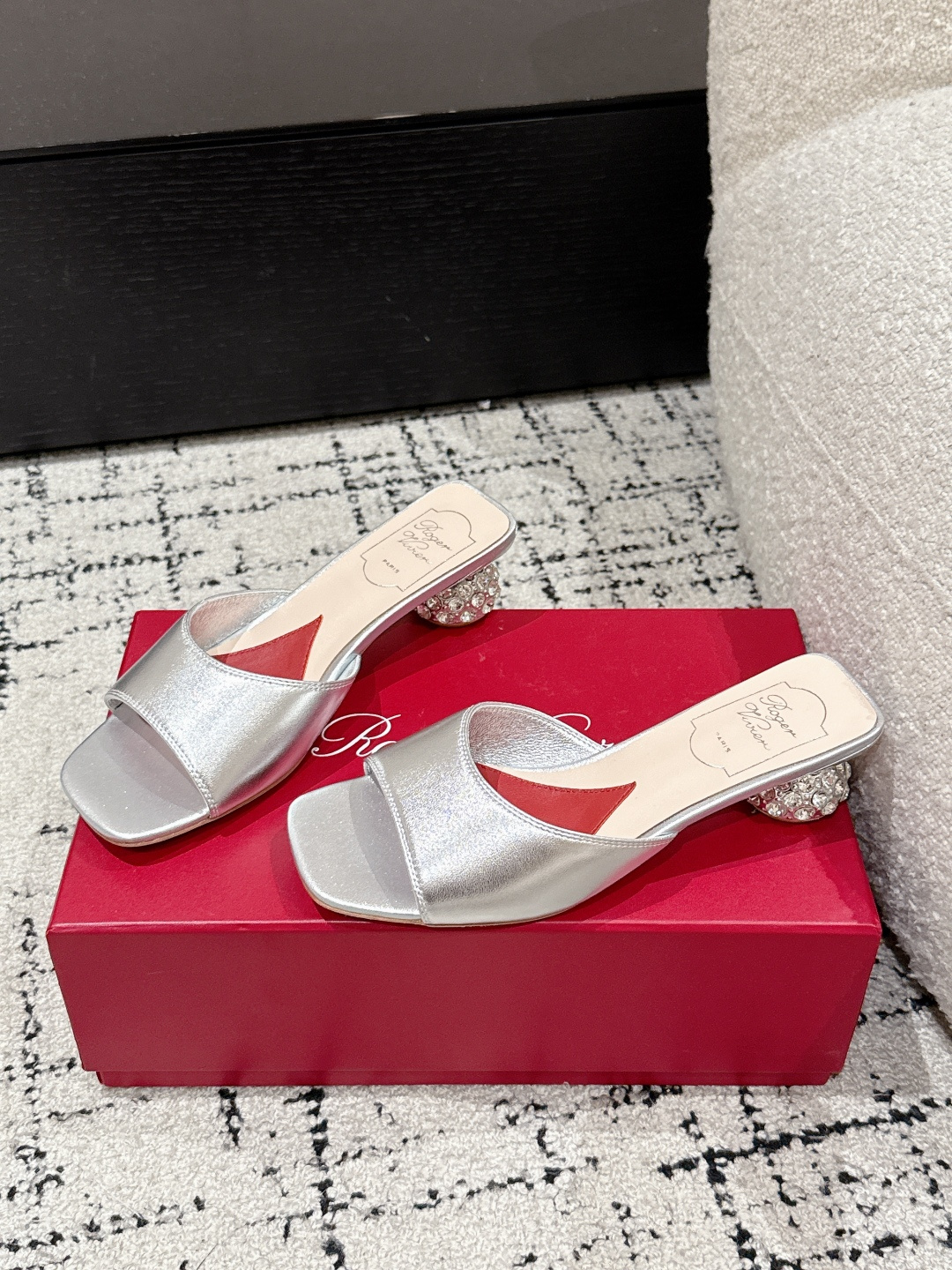 Luxurious Roger Vivier RV 25 Spring/Summer Heel Slippers in Premium Materials - 图片 3