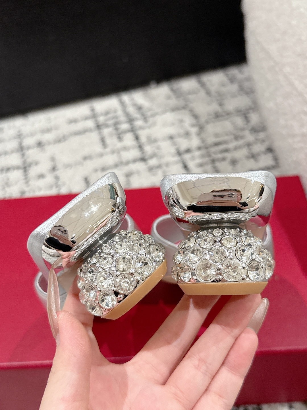 Luxurious Roger Vivier RV 25 Spring/Summer Heel Slippers in Premium Materials - 图片 9