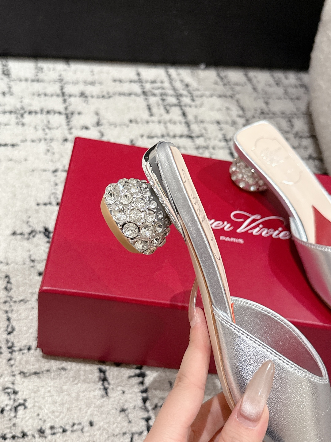 Luxurious Roger Vivier RV 25 Spring/Summer Heel Slippers in Premium Materials - 图片 7