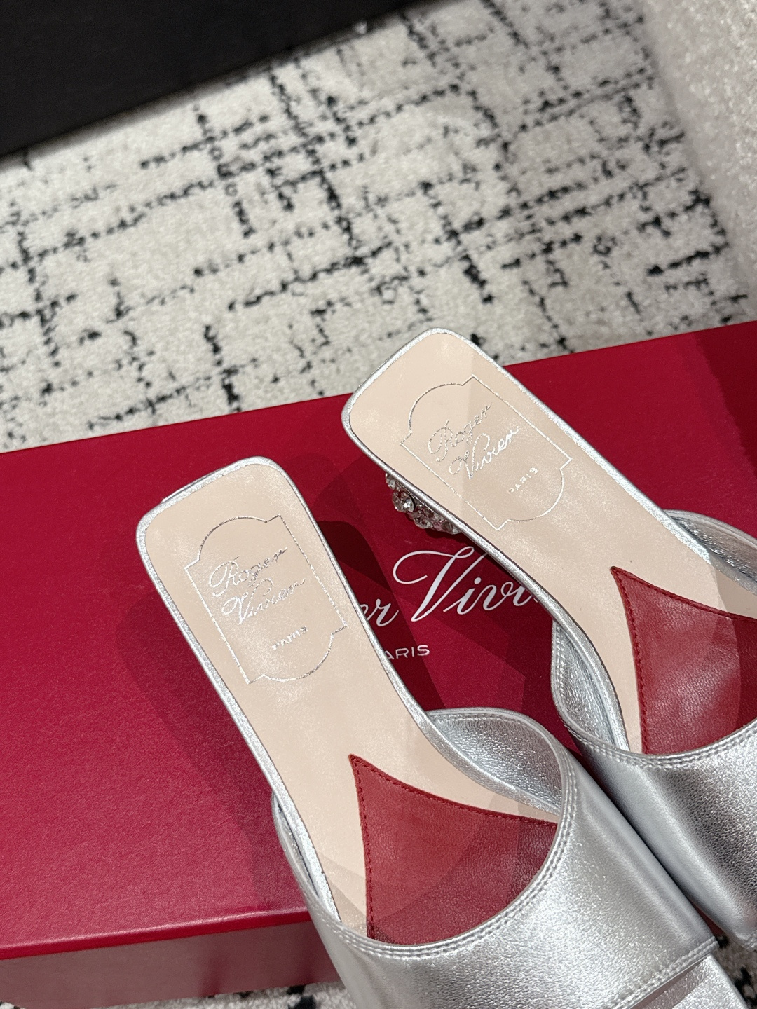 Luxurious Roger Vivier RV 25 Spring/Summer Heel Slippers in Premium Materials - 图片 6