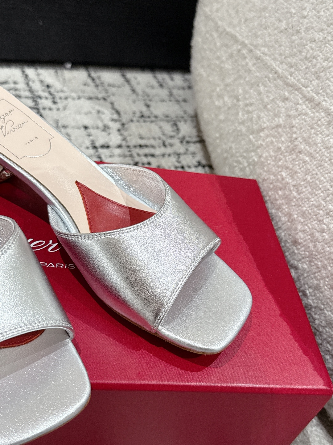 Luxurious Roger Vivier RV 25 Spring/Summer Heel Slippers in Premium Materials - 图片 8