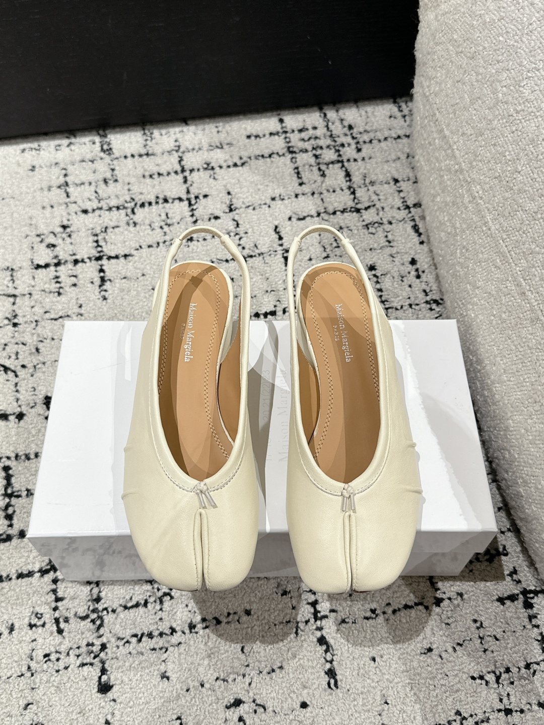 NO:254595,Maison Margiela丨MM6 Magiela 25/New 3.5 heels Wrinkled Back empty split toe shoes Tabi split toe shoes Ballet shoes Sandals New upgraded quality Buyer purchase 1:1 perfect replica, original open mold double-layer genuine leather sole Original last shoe shape is very generous, matched with various styles, easy to control, the boon of small short legs The upper body instantly becomes big and long legs, the upper foot is not restricted by routine, be yourself as you like ~ The fried chicken on the upper foot is soft and comfortable, the upper upper is imported original genuine leather inner original genuine leather Outsole original Italian double-layer genuine leather heel Heel height: 3.5cm Size: 35-40 (40 custom-made without return and exchange), split toe shoes, masion margiela,masion margiela,sandals19860909Maison Margiela丨MM6马吉拉 25/新款 3.5跟 皱褶 后空 分趾鞋 Tabi分趾鞋 芭蕾舞鞋 凉鞋 全新升级品质 买手代购1:1完美复刻,原版开模双层真皮鞋底 原版套楦鞋型很大方 搭配各种风格都 轻松驾驭 小短腿的福音 上身瞬间秒变大长腿 上脚不被常规所拘束,随心所欲做自己～上脚炒鸡柔软舒适 鞋面进口原版真皮 内里原版真皮 大底原版意大利双层真皮底跟 跟高: 3.5cm Size: 35-40（40定制不退换）,分趾鞋,masion margiela,masion margiela,sandals,Women's Shoes