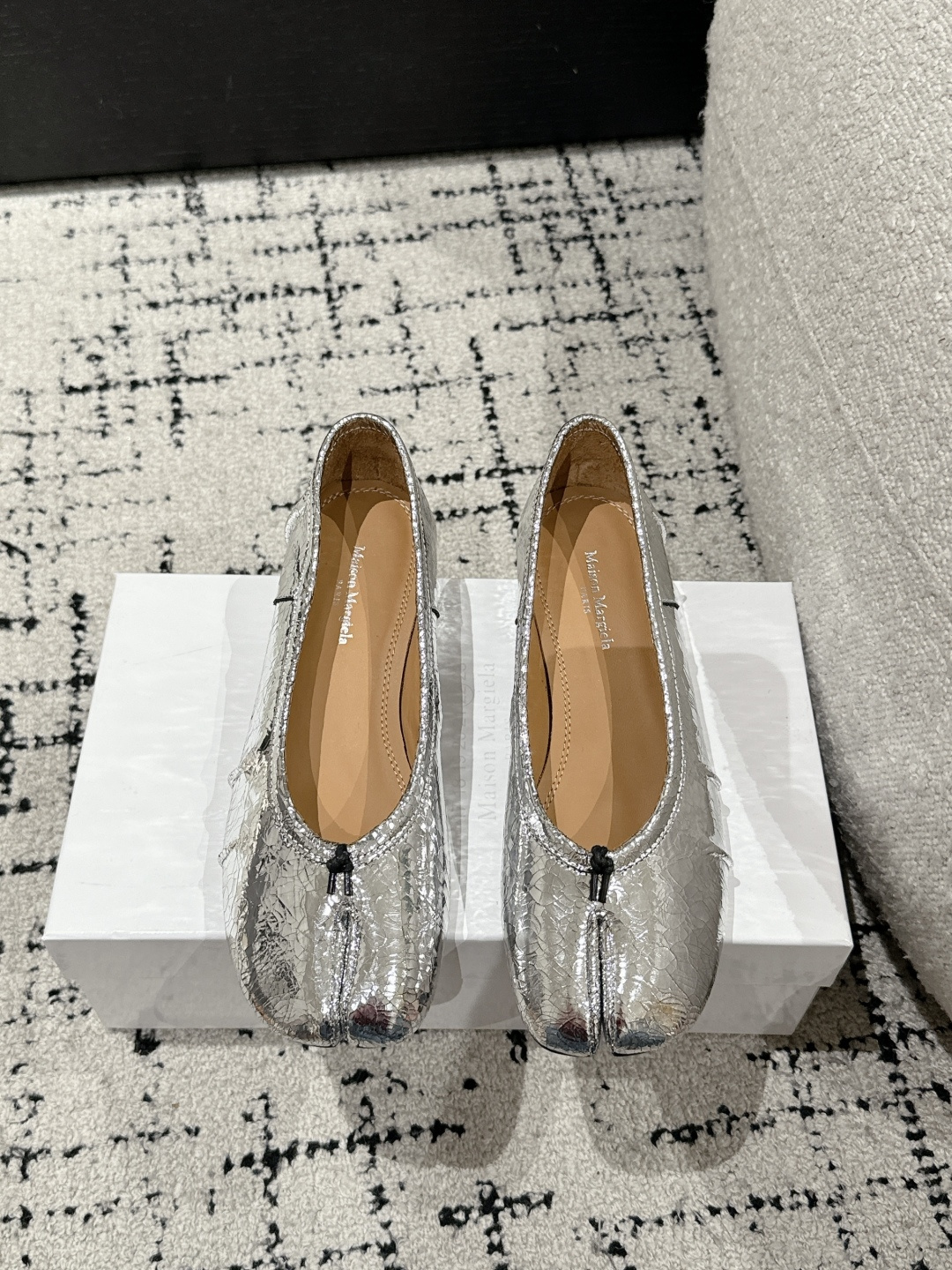 NO:263927,Maison Margiela丨MM6 Magiela 25/New 3.5 heels Wrinkled Back empty split toe shoes Tabi split toe shoes Ballet shoes Sandals New upgraded quality Buyer purchase 1:1 perfect replica, original open mold double-layer genuine leather sole Original last shoe shape is very generous, matched with various styles, easy to control, the boon of small short legs The upper body instantly becomes big and long legs, the upper foot is not restricted by routine, be yourself as you like ~ The fried chicken on the upper foot is soft and comfortable, the upper upper is imported original genuine leather inner original genuine leather Outsole original Italian double-layer genuine leather heel Heel height: 3.5cm Size: 35-40 (40 custom-made without return and exchange), split toe shoes, masion margiela,masion margiela,sandals19860909Maison Margiela丨MM6马吉拉 25/新款 3.5跟 皱褶 后空 分趾鞋 Tabi分趾鞋 芭蕾舞鞋 凉鞋 全新升级品质 买手代购1:1完美复刻,原版开模双层真皮鞋底 原版套楦鞋型很大方 搭配各种风格都 轻松驾驭 小短腿的福音 上身瞬间秒变大长腿 上脚不被常规所拘束,随心所欲做自己～上脚炒鸡柔软舒适 鞋面进口原版真皮 内里原版真皮 大底原版意大利双层真皮底跟 跟高: 3.5cm Size: 35-40（40定制不退换）,分趾鞋,masion margiela,masion margiela,sandals,Women's Shoes